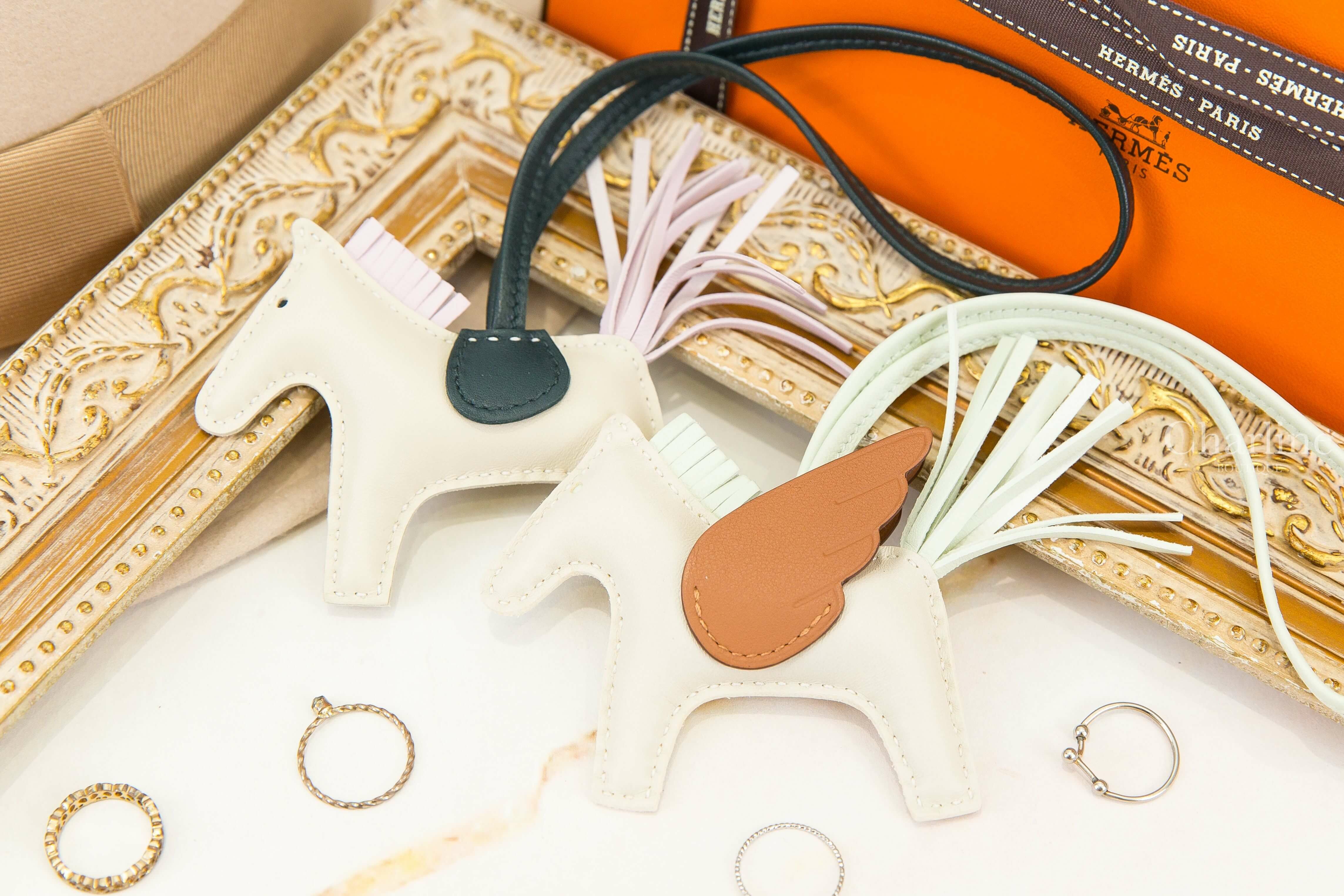 Hermès Horse Charm PM 奶昔白/淡紫色/松柏綠小型可愛小馬吊飾,Hermès Rodeo PM Pegase 奶昔白/氣泡綠/焦糖色小型飛馬吊飾-Charline Boutique 精品代購