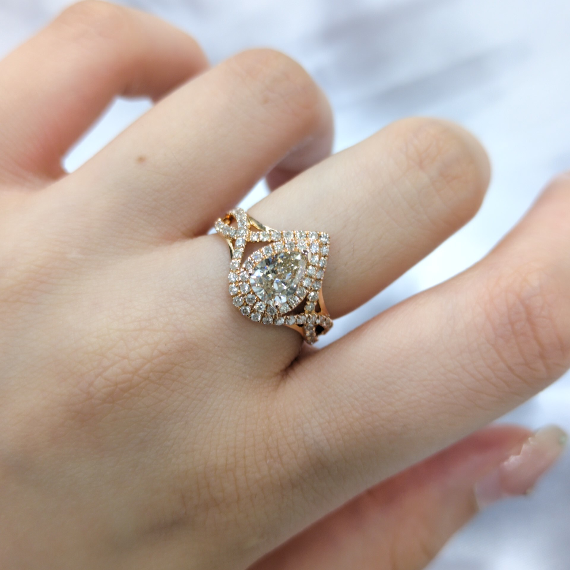 全新18K玫瑰金【單粒65份梨形淺啡鑽石】配小鑽共1卡12份鑽石戒指