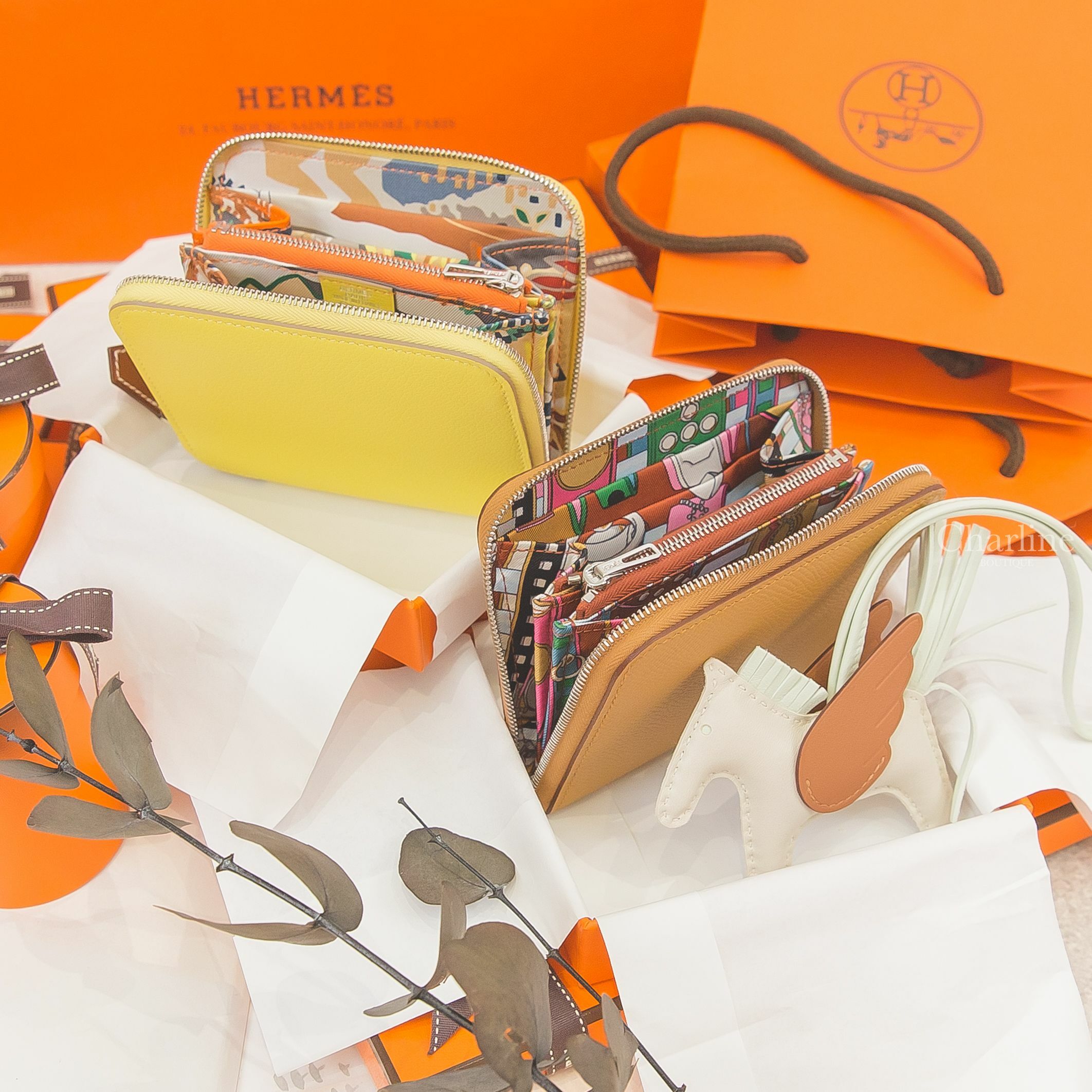 Hermès 奶昔白/氣泡綠/焦糖色小型飛馬吊飾,Hermès 萊姆黃絲巾短夾,Hermès  芝麻黃色絲巾短夾-Charline Boutique 精品代購