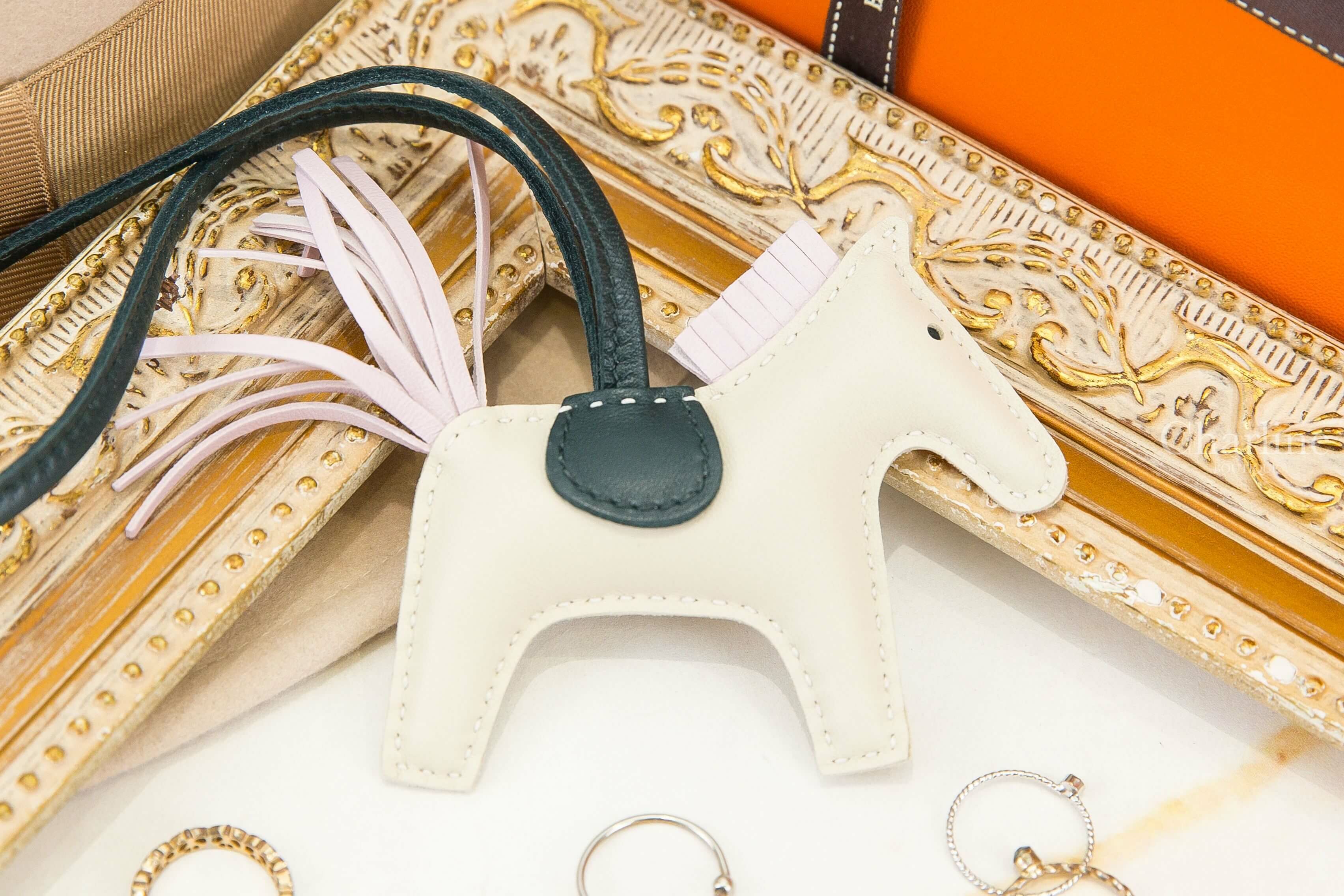 Hermès Horse Charm PM 奶昔白/淡紫色/松柏綠小型可愛小馬吊飾-Charline Boutique 精品代購