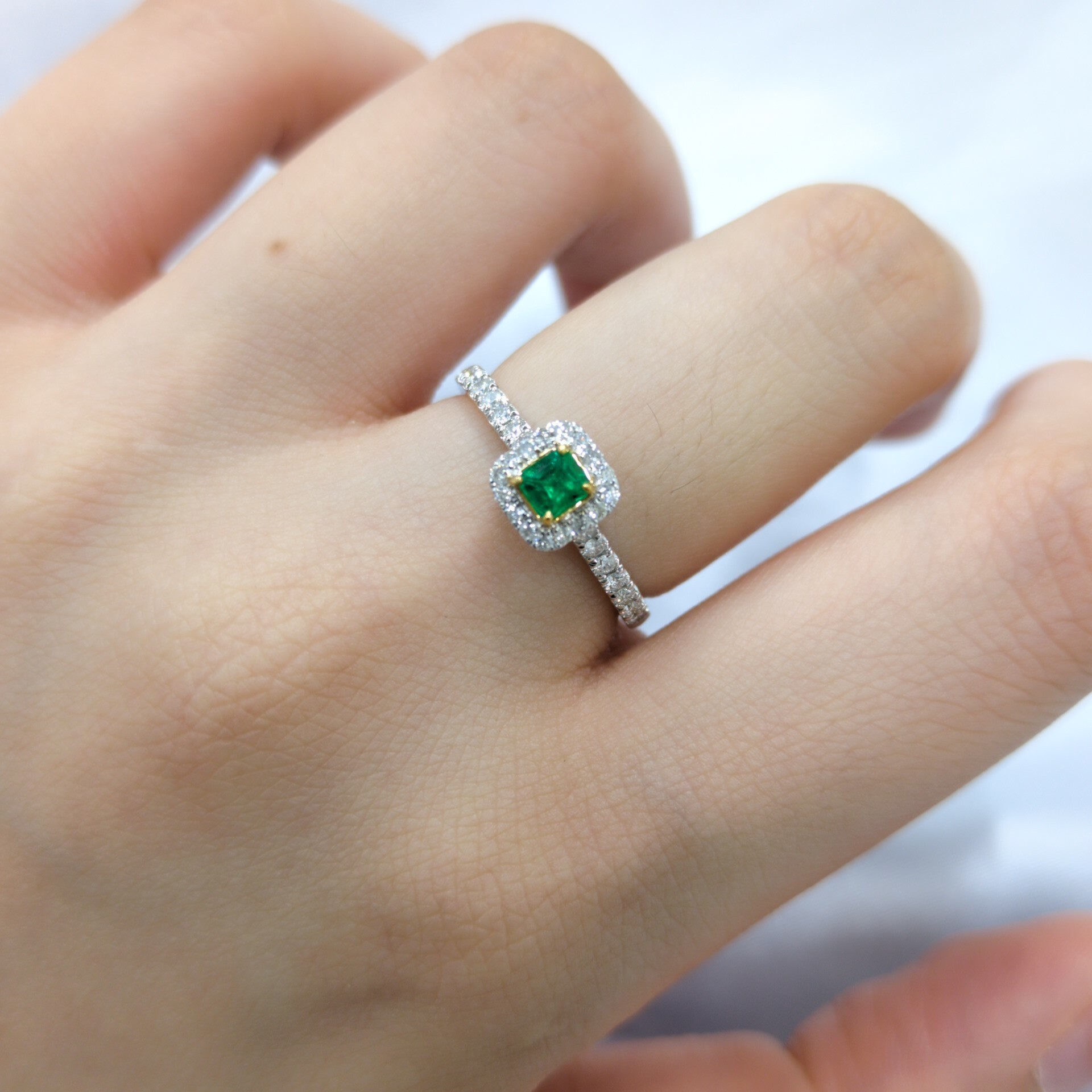 18K Gold 0.18ct Emerald and Diamond Ring