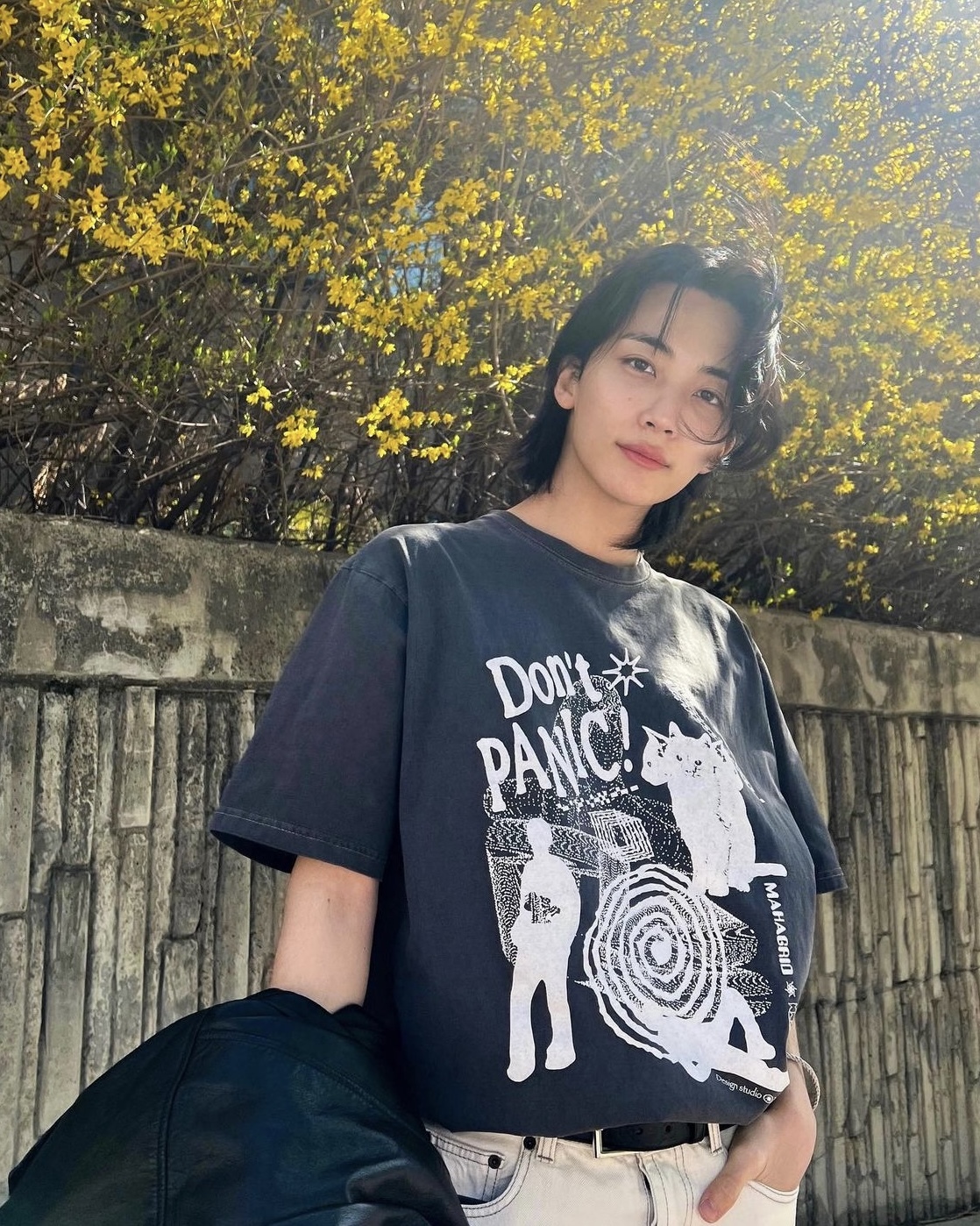 MAHAGRID DON'T PANIC PIGMENT TEE