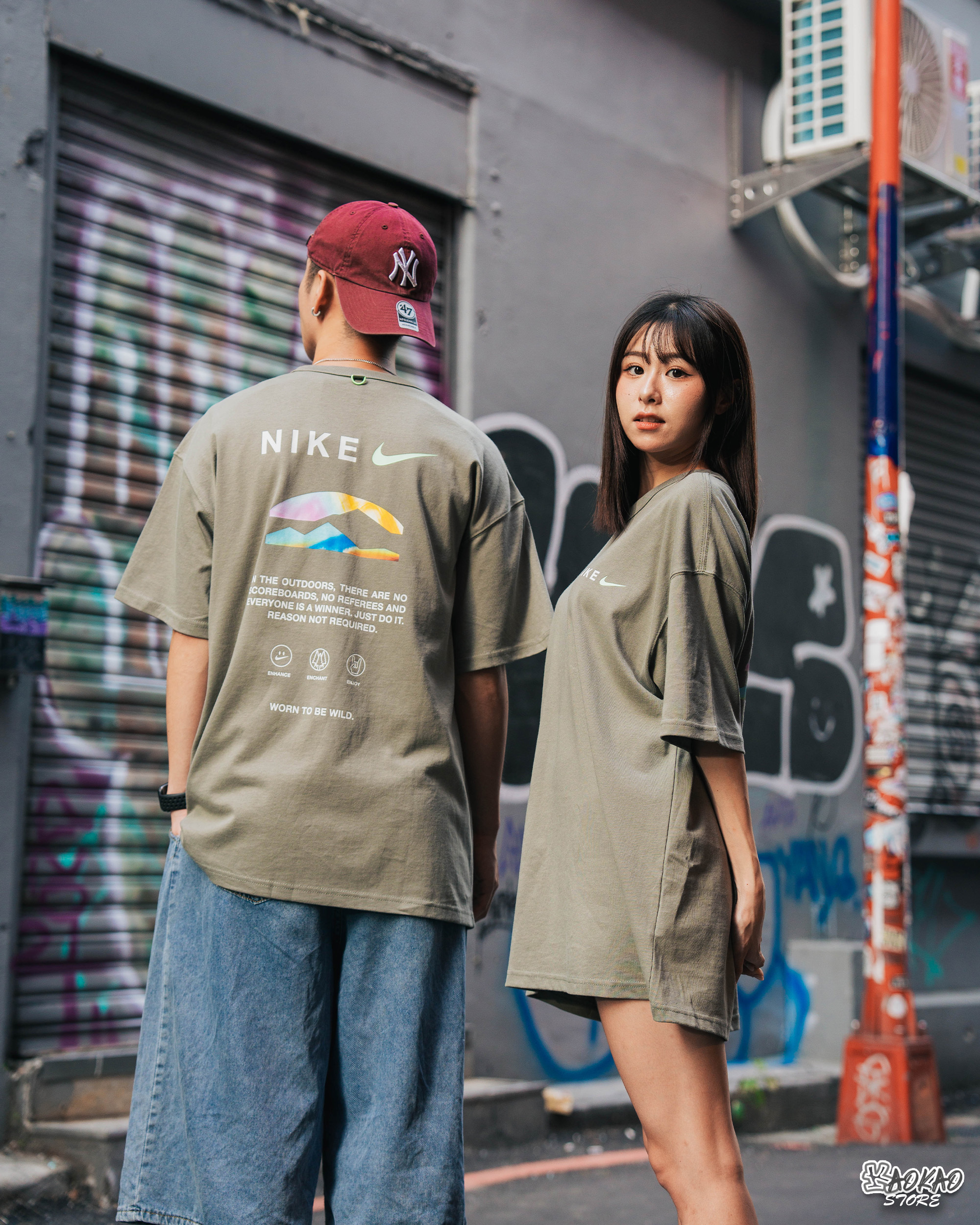 NIKE 卡其綠/米白 渲染印花休閒短袖  TEE【HF6172-053】【HF6172-133】