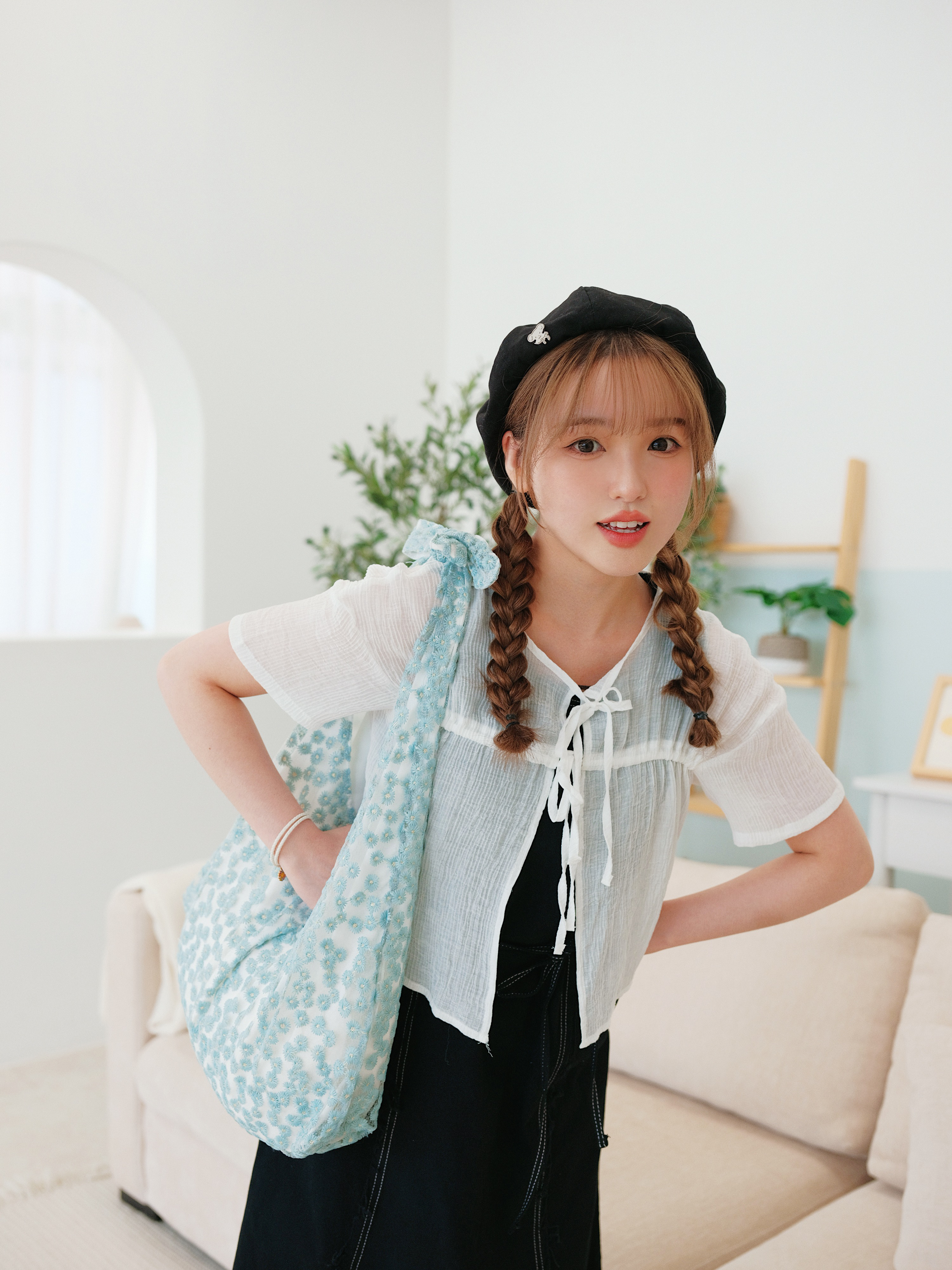三色 / 微透感暗條紋蝴蝶恤衫／Sheer Striped Ribbon Shirt