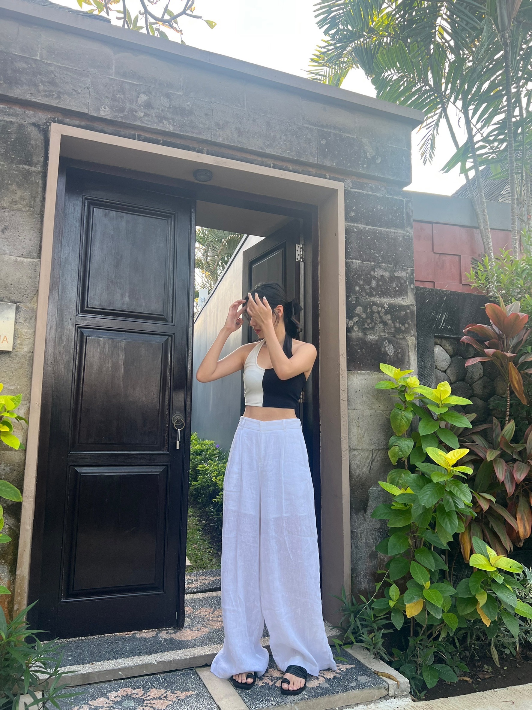 外單黑白相間繞頸美背上衣