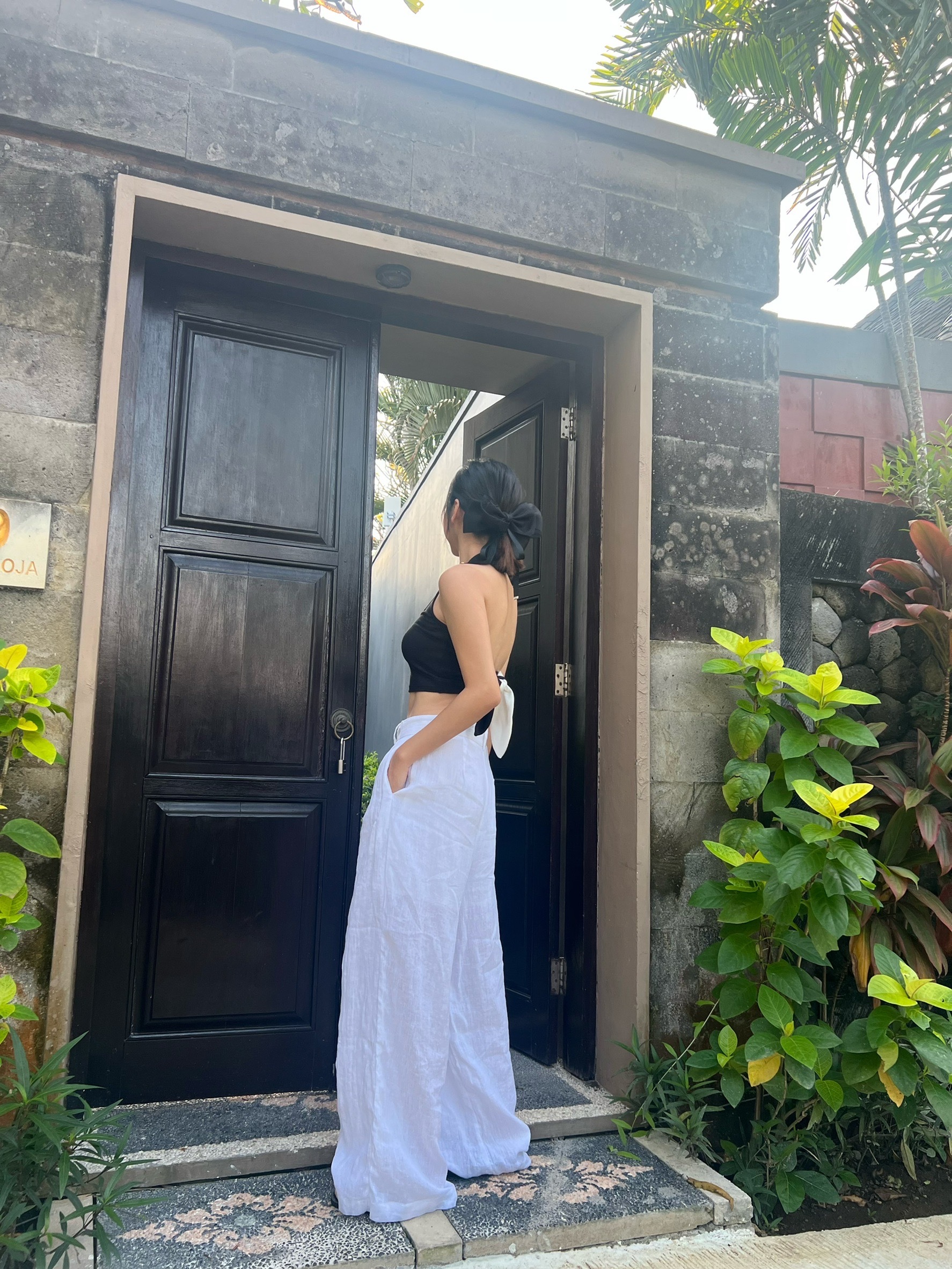 外單黑白相間繞頸美背上衣