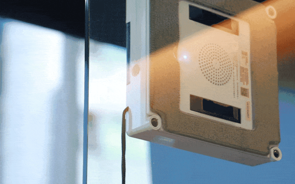 碰到無邊框 自動折返