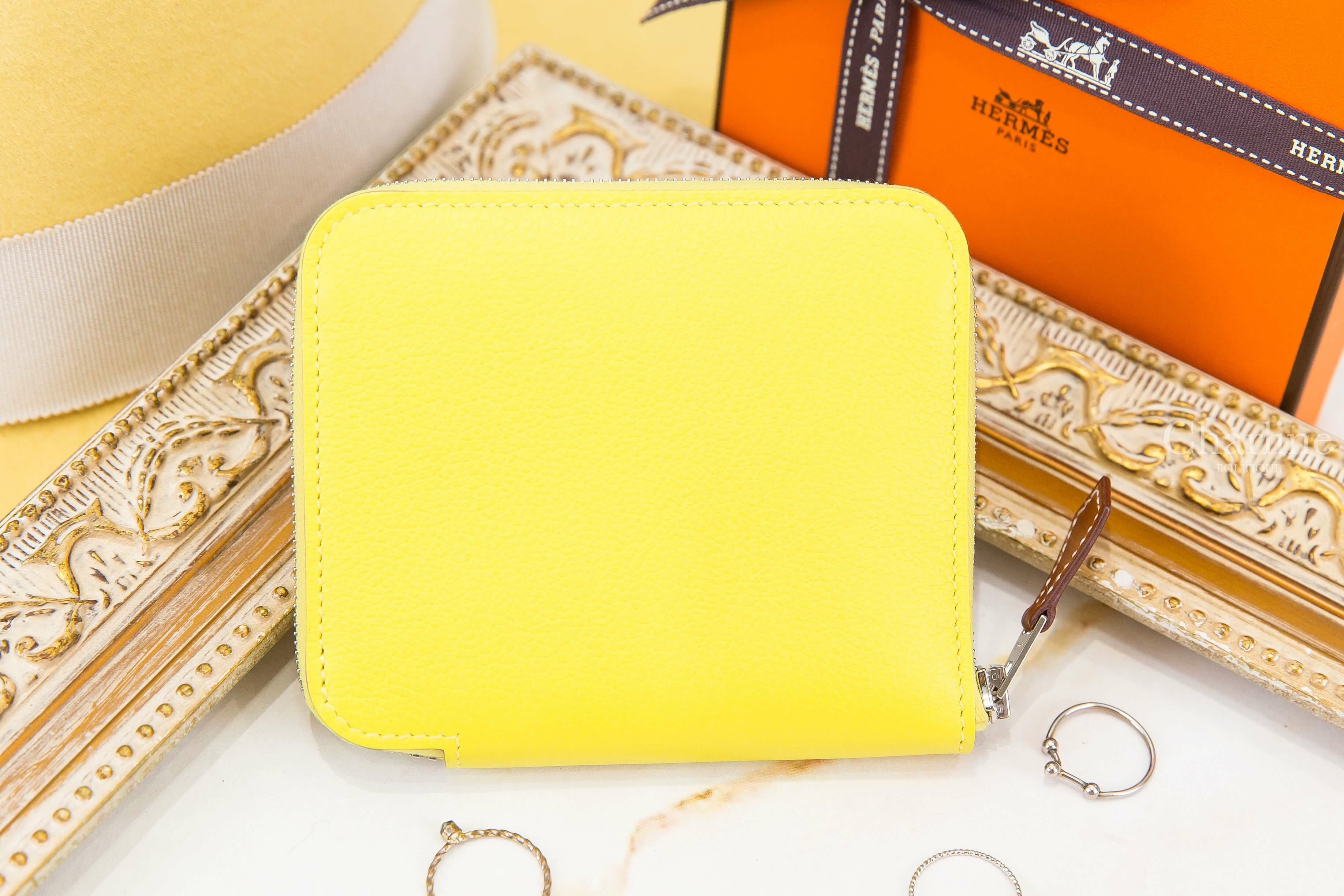 Hermès Silk' In Compact Wallet 9R Lime Evercolor 萊姆黃絲巾拉鍊短夾-Charline Boutique 精品代購