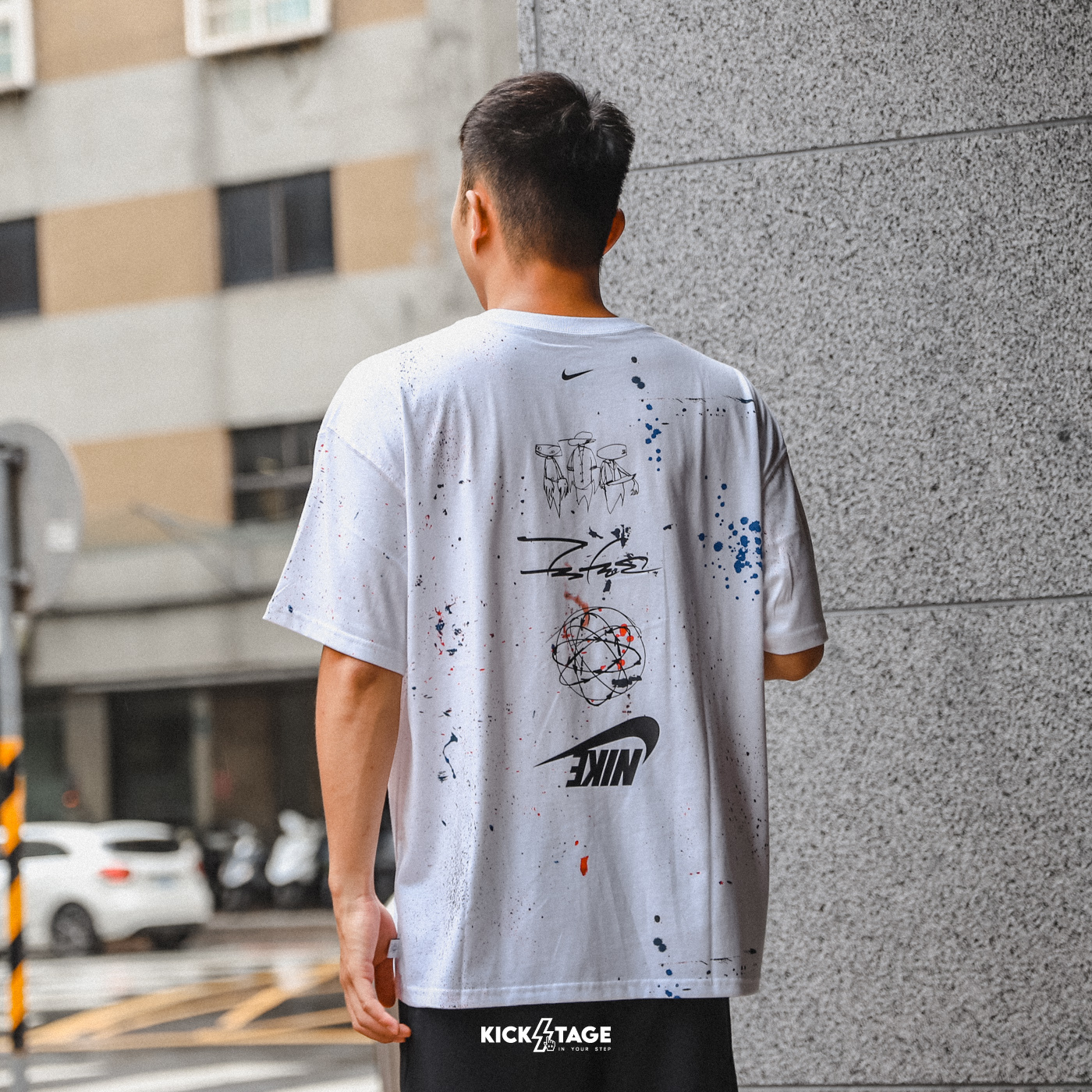 男款 NIKE SPORTSWEAR MAX90 TEE UNKLE FUTURA 白色 赤紅 潑墨 塗鴉 大勾 印花 短袖 短T【HF5565】