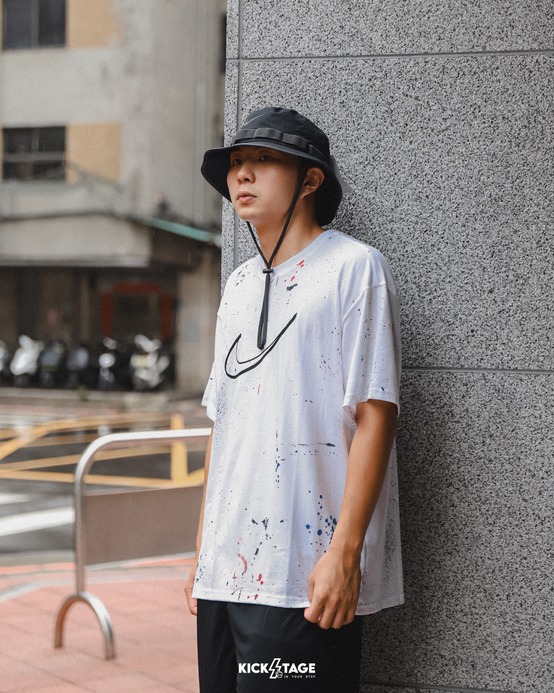 男款 NIKE SPORTSWEAR MAX90 TEE UNKLE FUTURA 白色 赤紅 潑墨 塗鴉 大勾 印花 短袖 短T【HF5565】