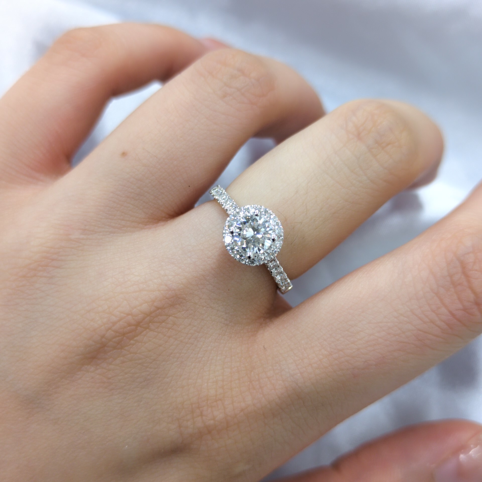 全新18K白金【單粒50份鑽石】配小鑽共88份鑽石戒指