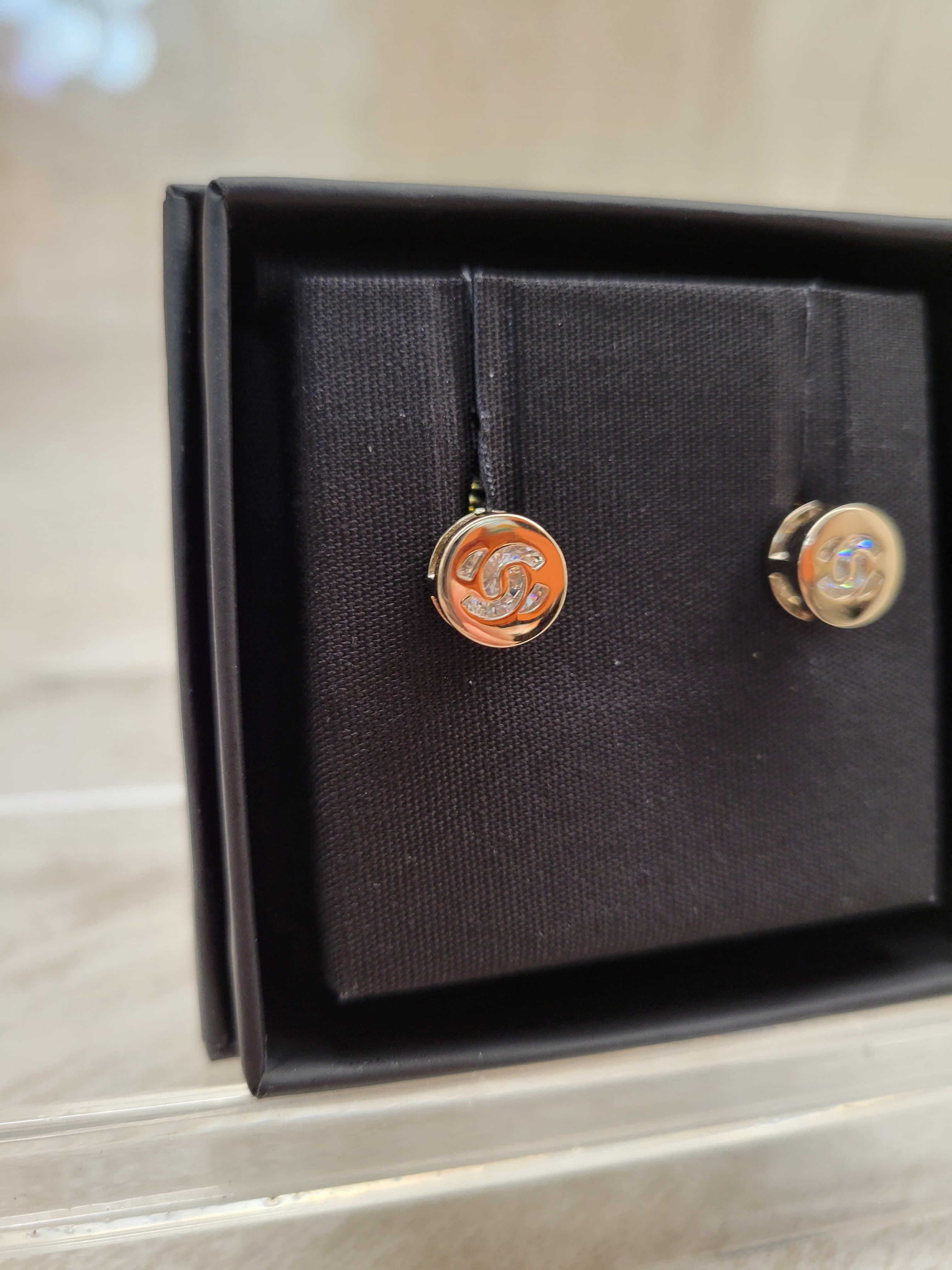 CHANEL ABE107 EARRINGS LIGHT GOLD BOTTON 淡金色 鈕釦款耳環 耳針款