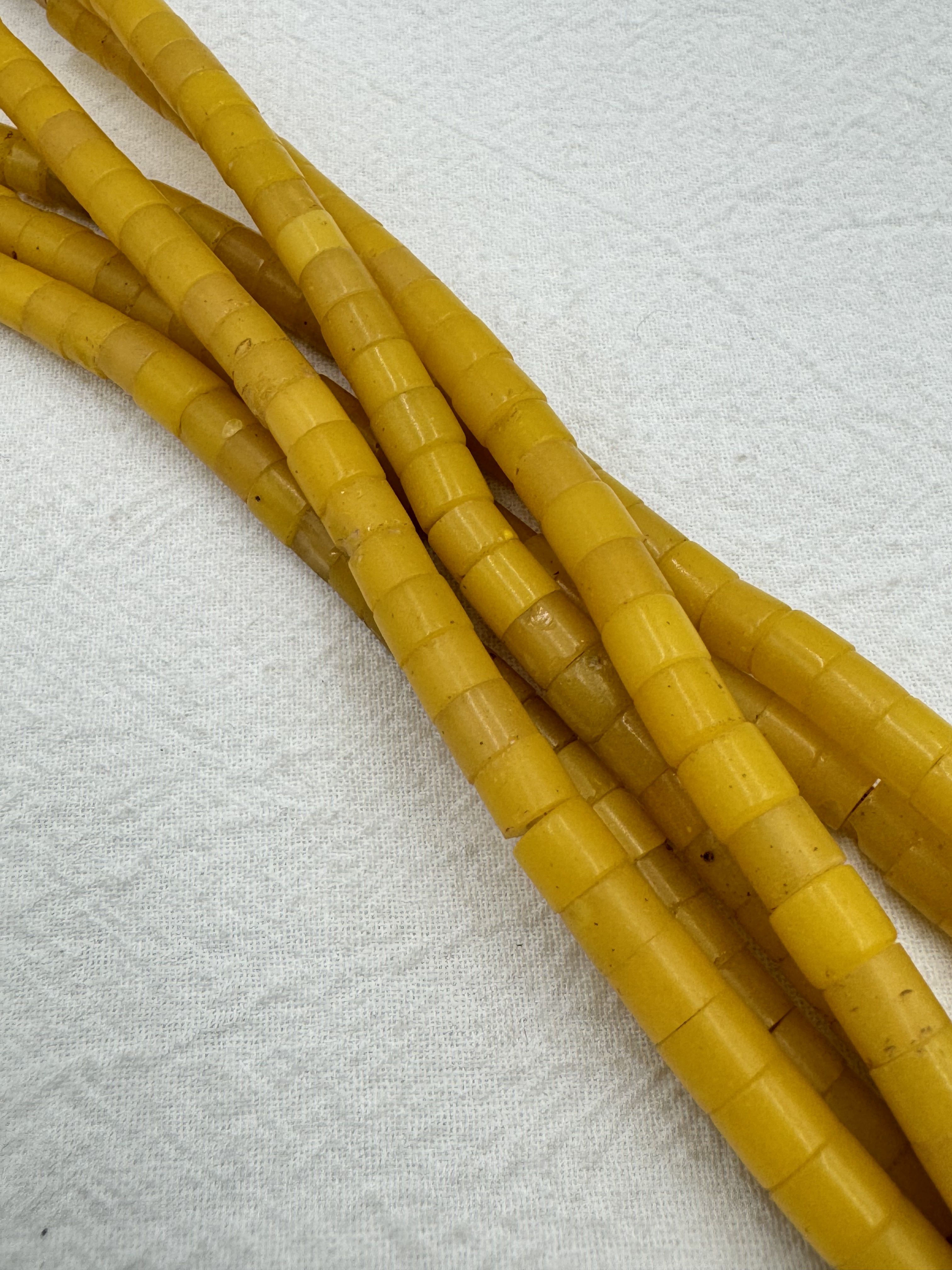 條-貿易老黃珠6.5mm*5.5mm總長64.5cm約109顆