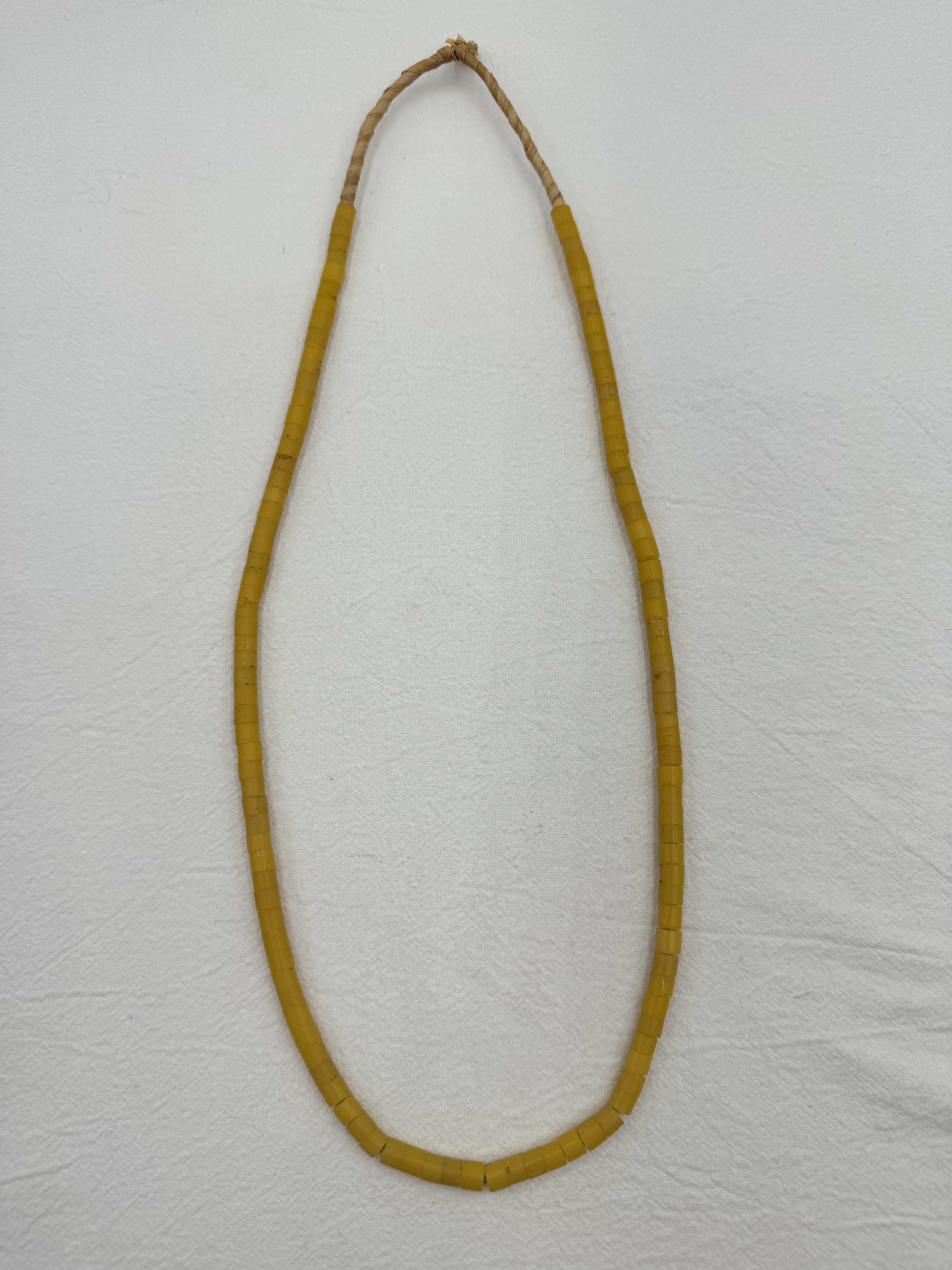 條-貿易老黃珠6.5mm*5.5mm總長64.5cm約109顆