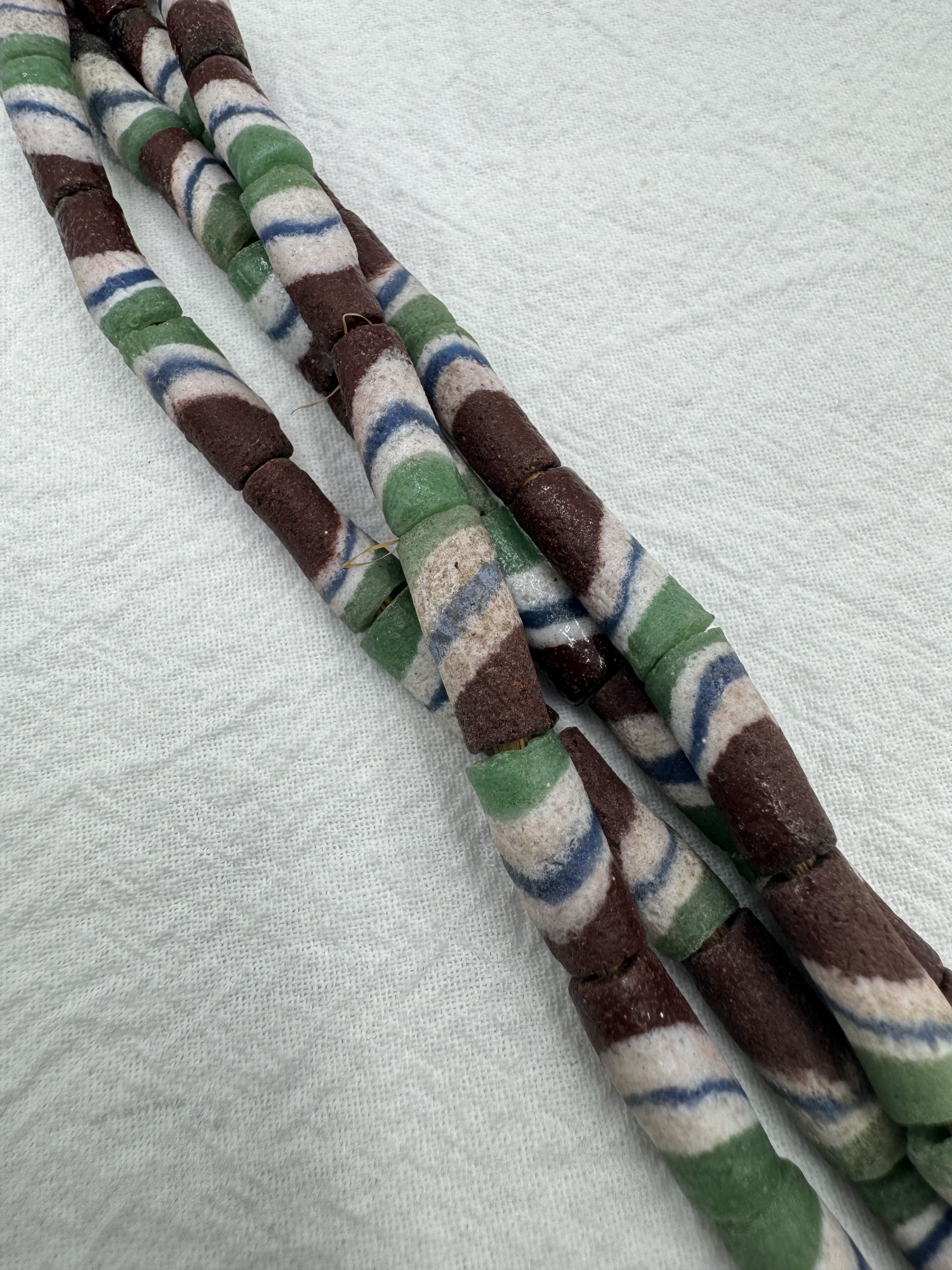綠咖色紋路長筒沙珠0.6*1.5cm總長64.5cm約41顆