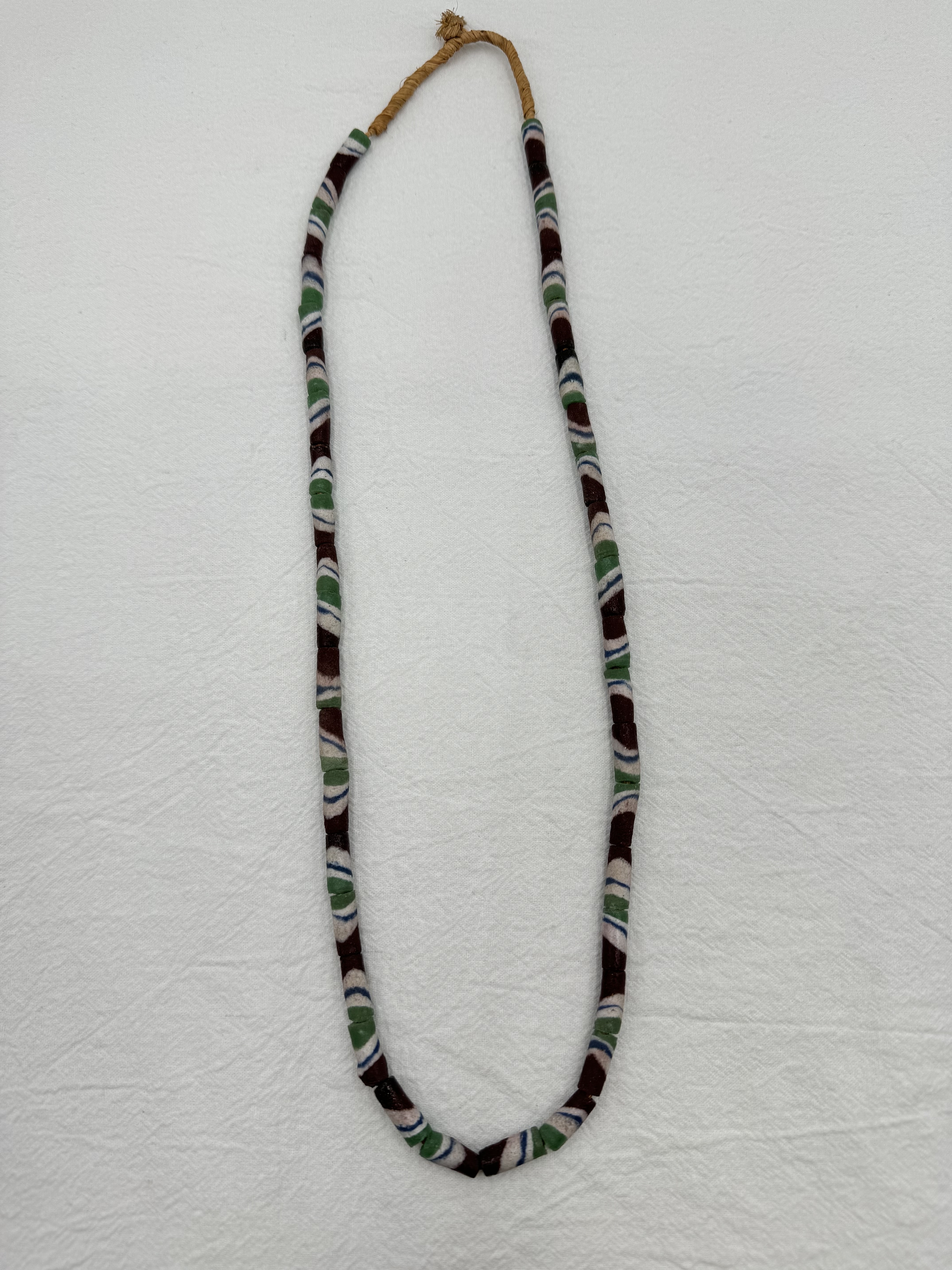 綠咖色紋路長筒沙珠0.6*1.5cm總長64.5cm約41顆