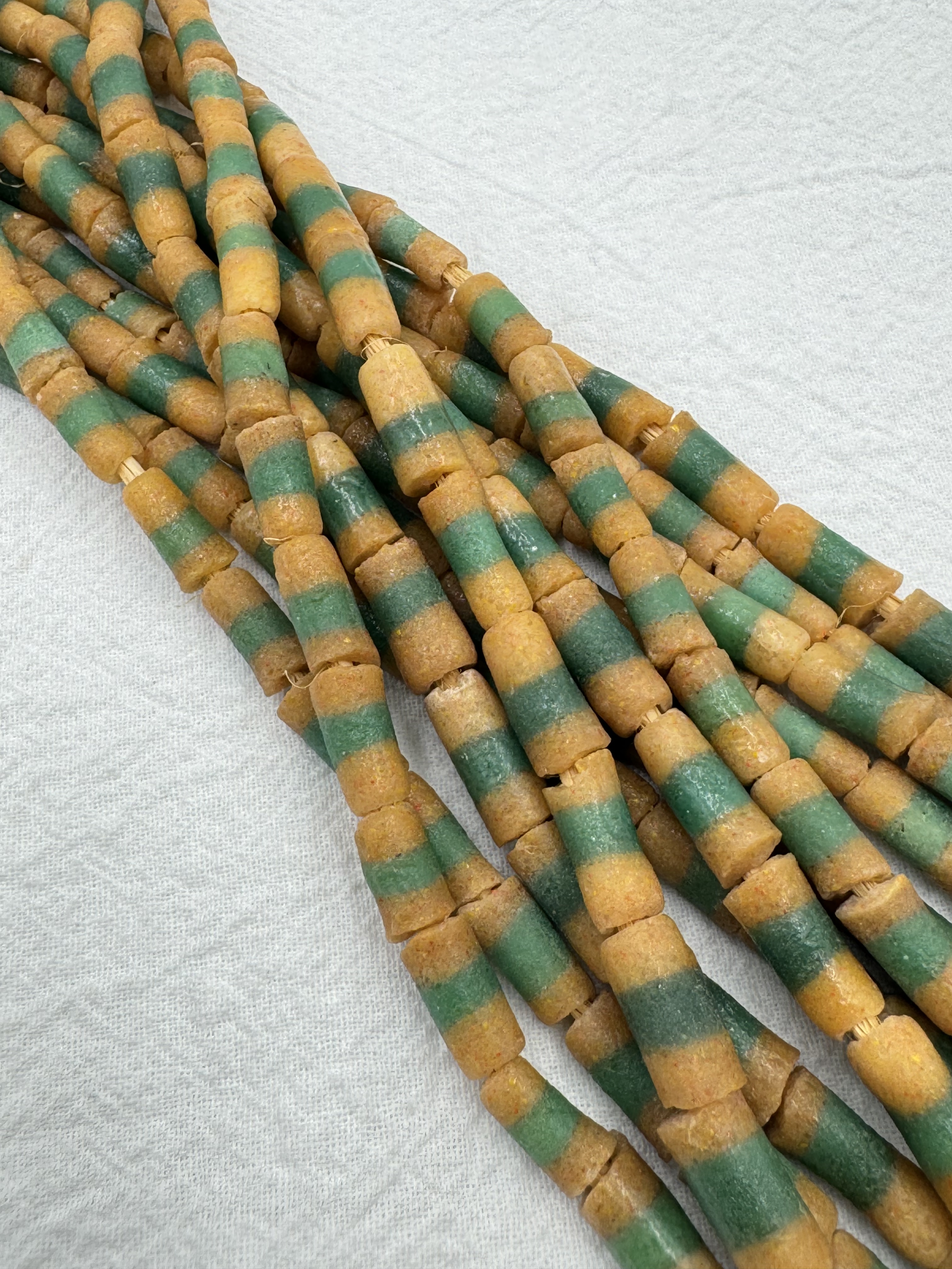 咖底綠長筒沙珠直徑5mm長度10mm總長58cm1條約49顆