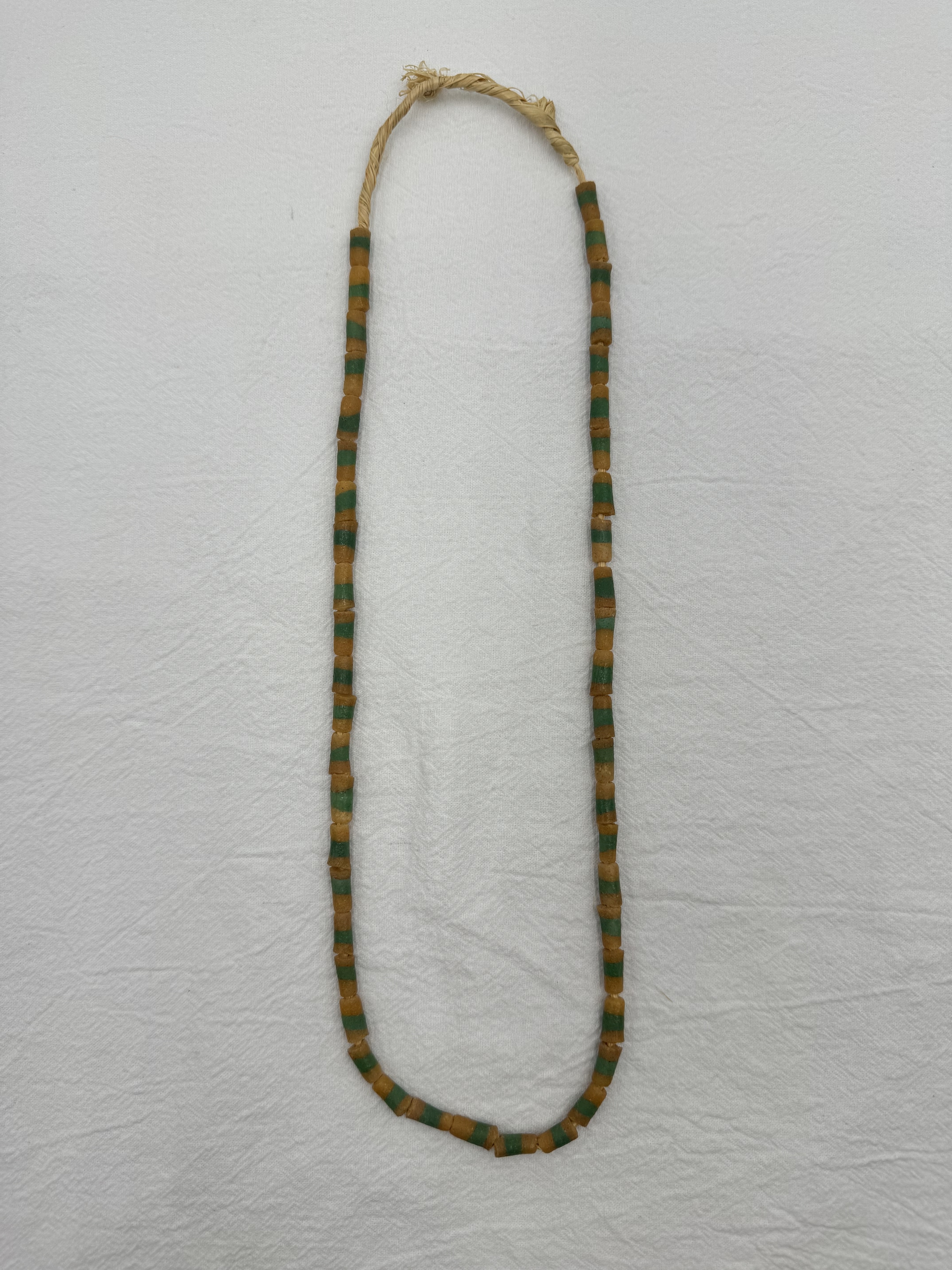 咖底綠長筒沙珠直徑5mm長度10mm總長58cm1條約49顆