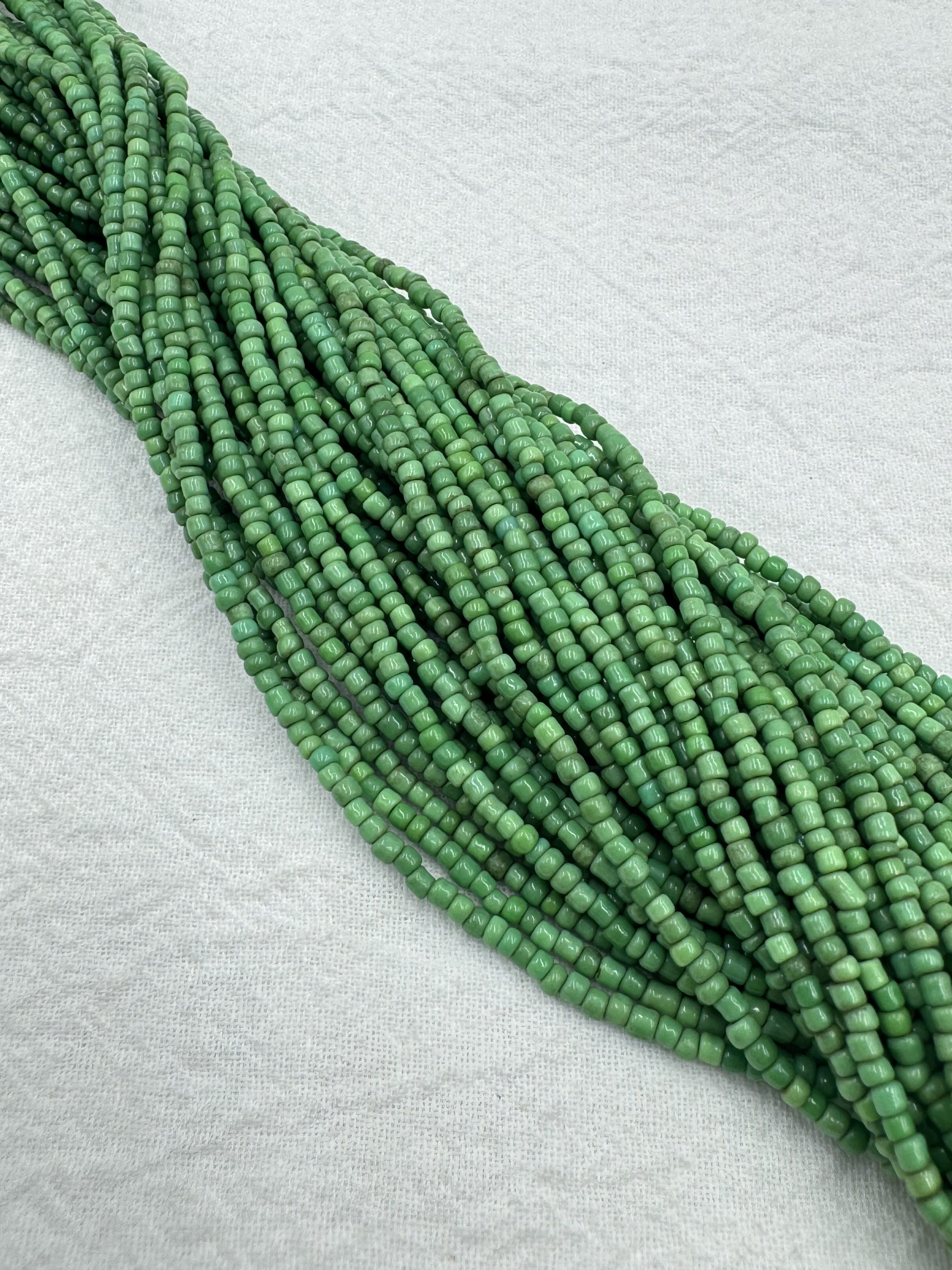 串-尼泊爾綠色老繡珠1.7mm總長56cm共24條
