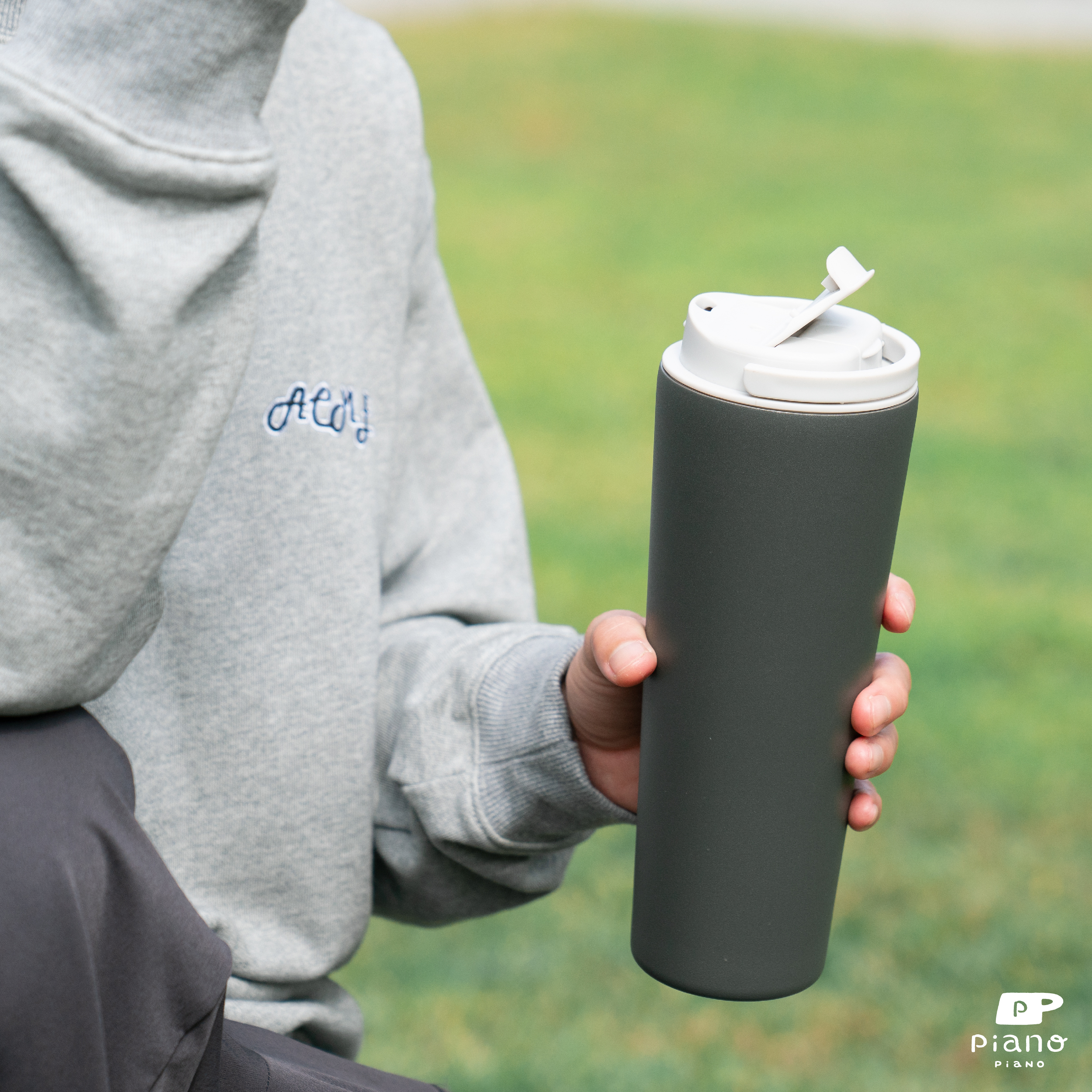 【慢慢挑 2WAY 撞色提手保溫杯720ml 】芝麻拿鐵（淺灰色杯蓋＋深灰杯身）