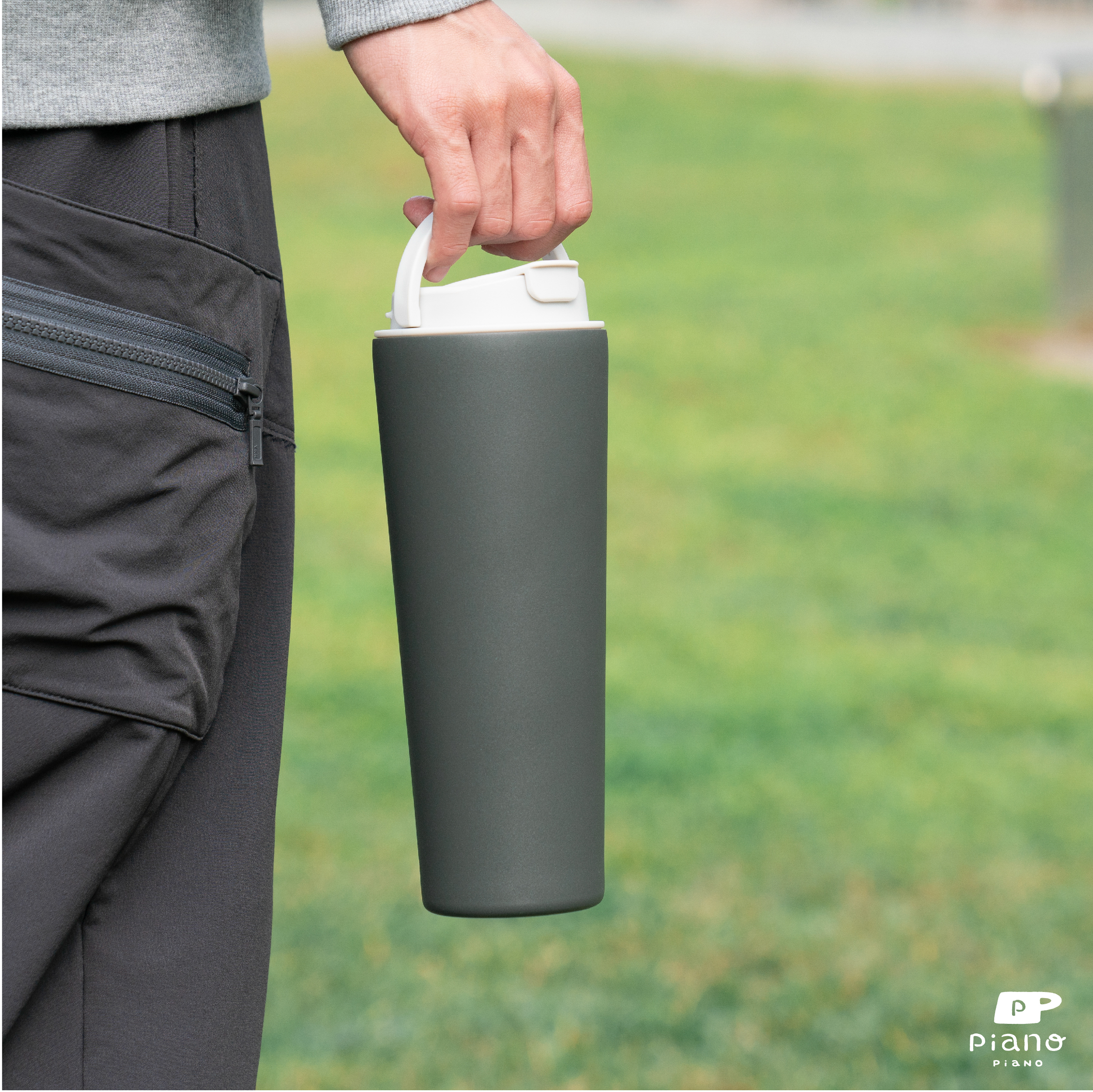 【慢慢挑 2WAY 撞色提手保溫杯720ml 】芝麻拿鐵（淺灰色杯蓋＋深灰杯身）