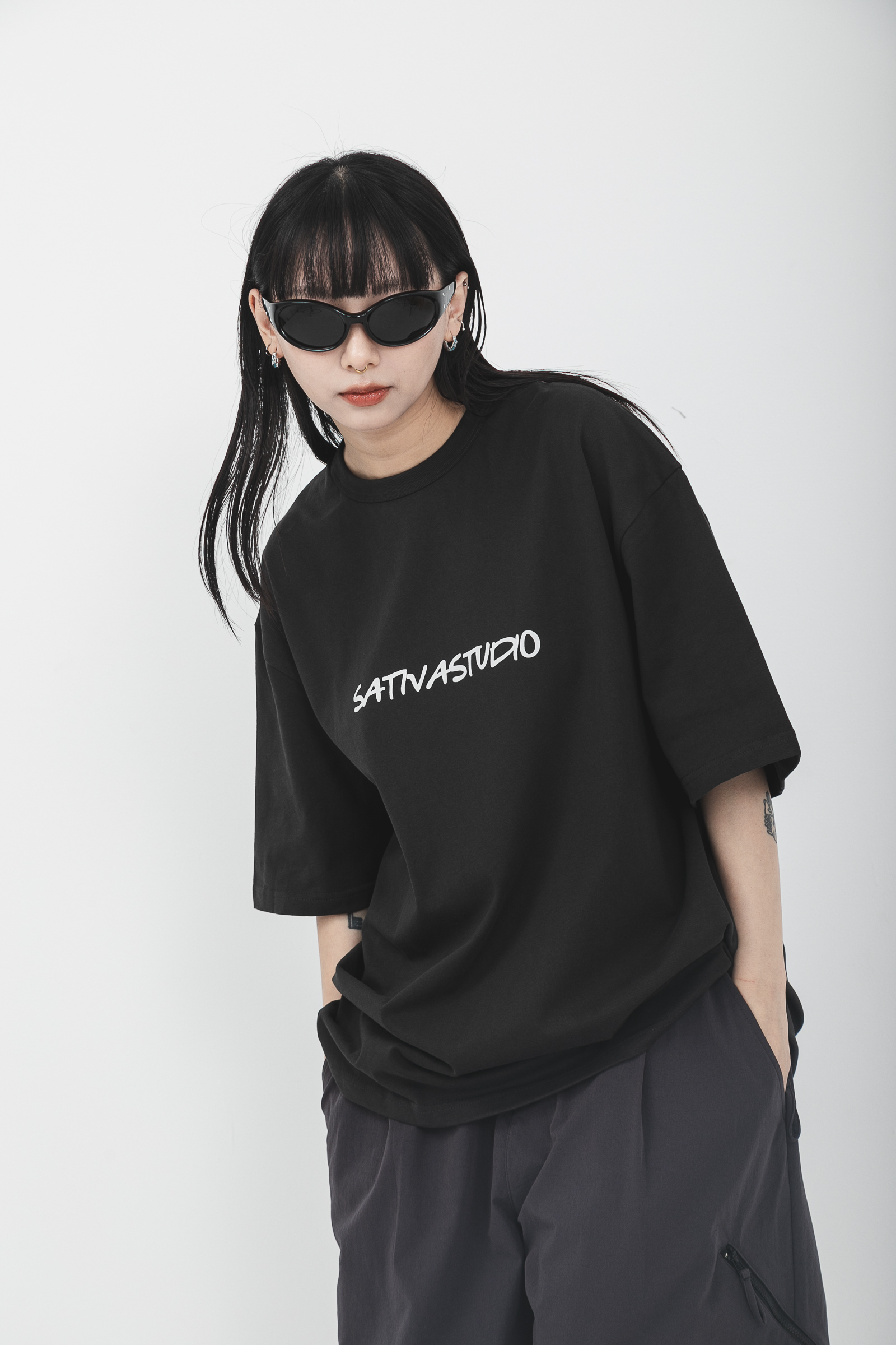 SATIVA T-01 Simple 字母 手寫字體 基礎款 短袖 深灰 深綠