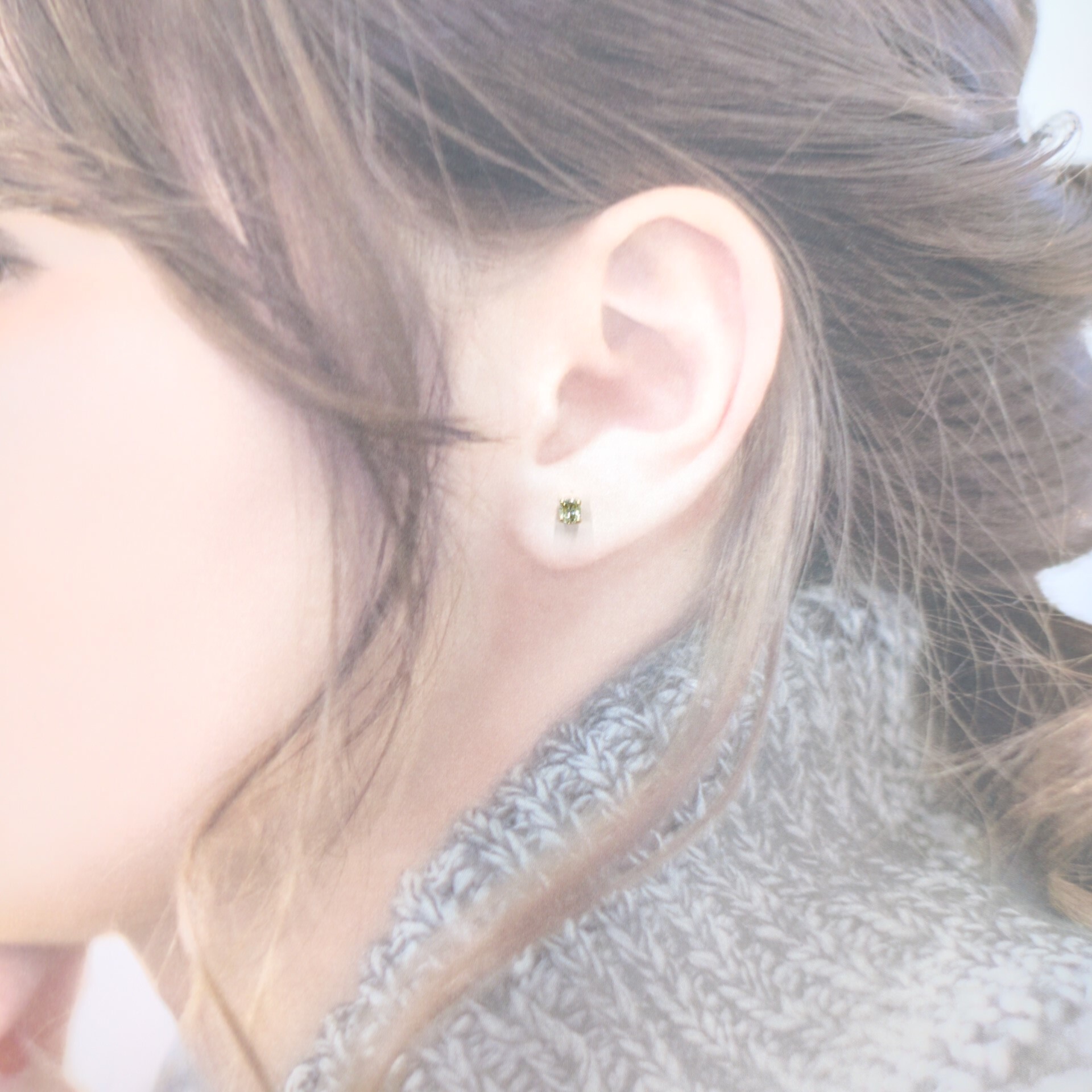 18K Gold 0.22ct Yellow Green Diamond Single Earrings