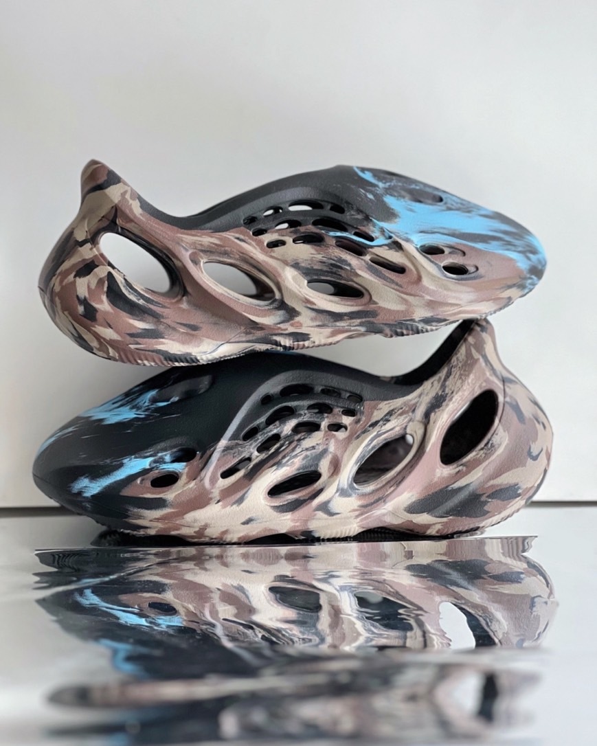 Adidas Yeezy Foam RNNR MX Cinder 藍色火焰 洞洞鞋 ID4126