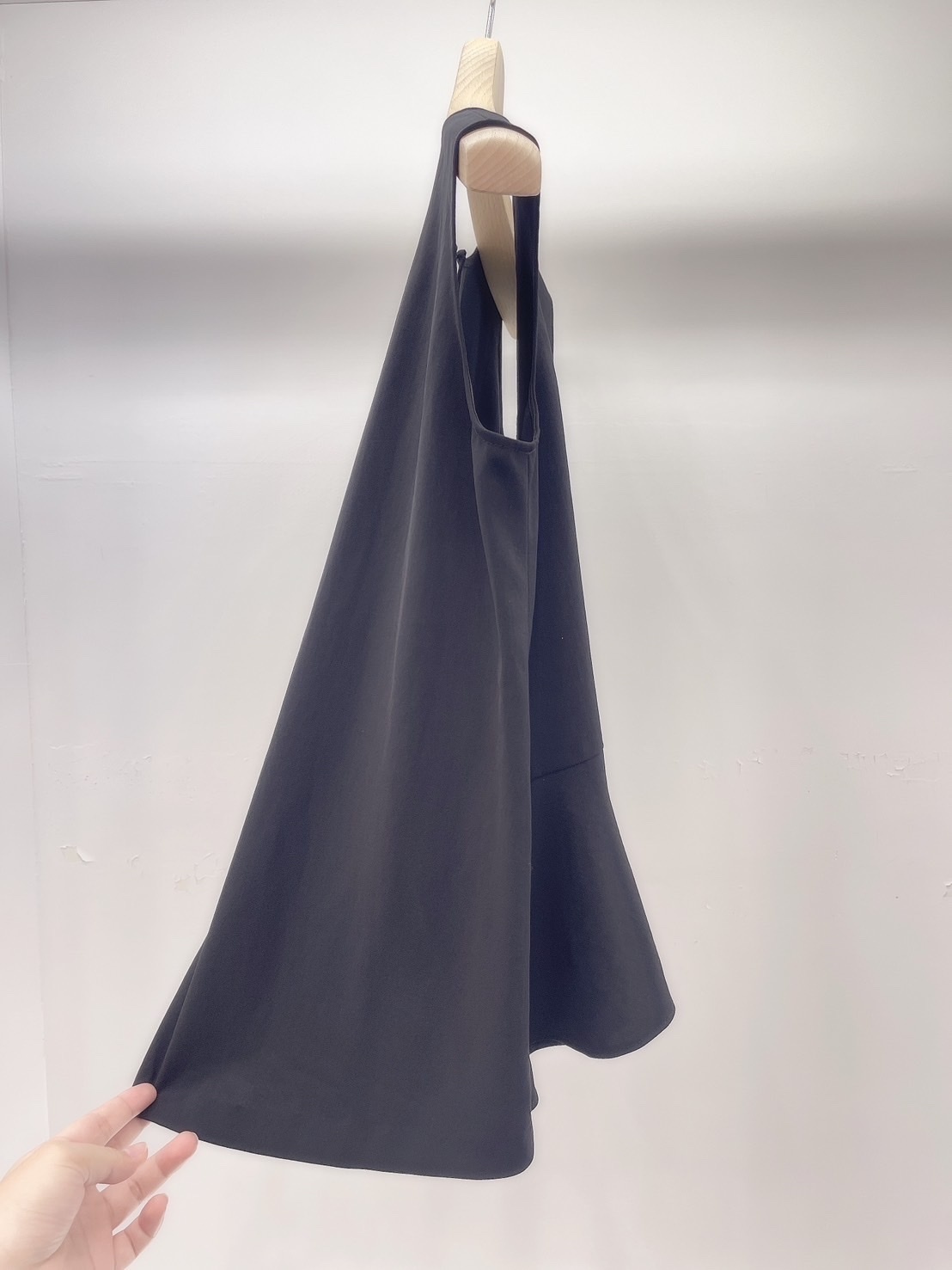 下擺荷葉無袖上衣