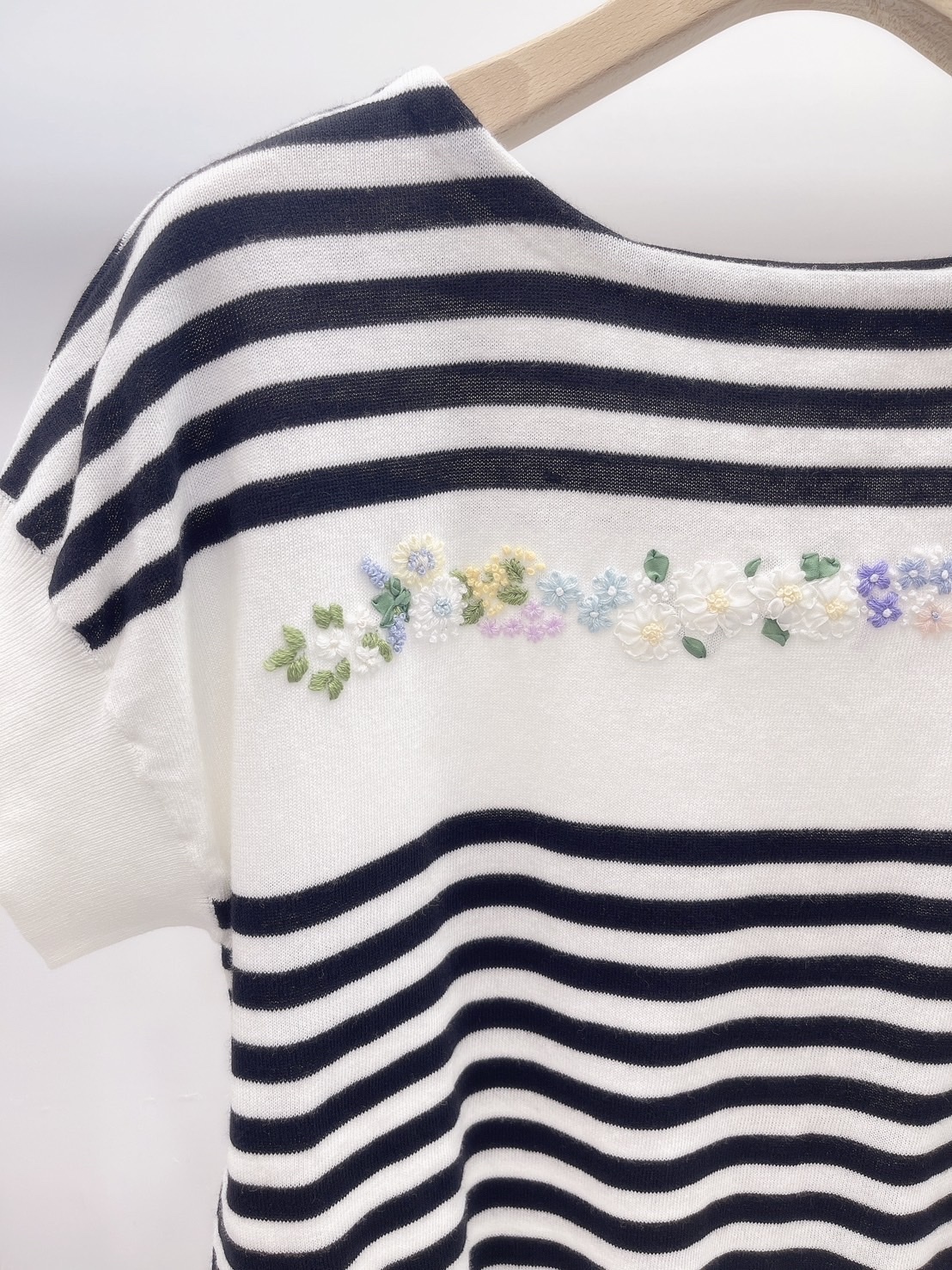 橫條刺繡花針織上衣