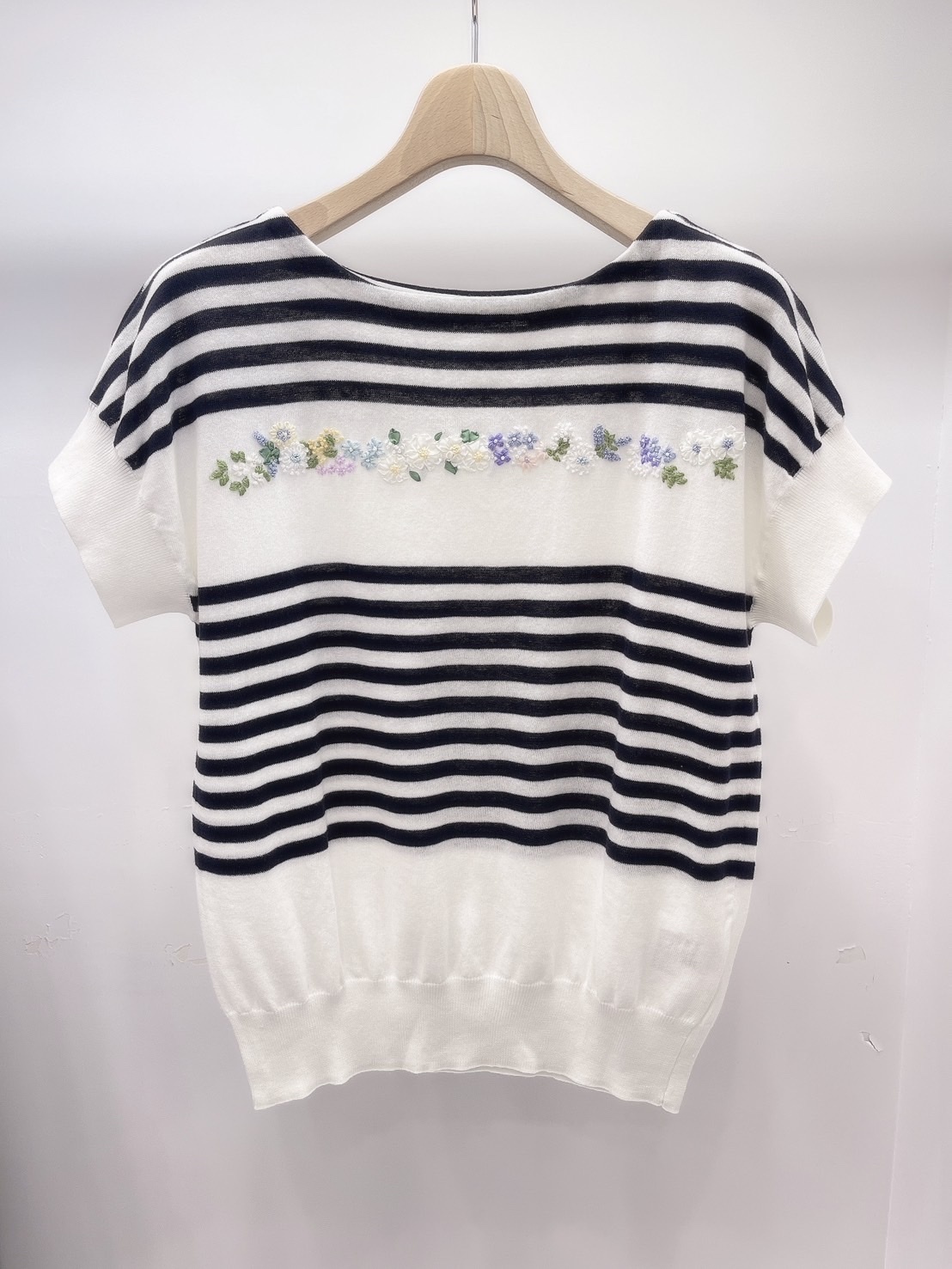 橫條刺繡花針織上衣