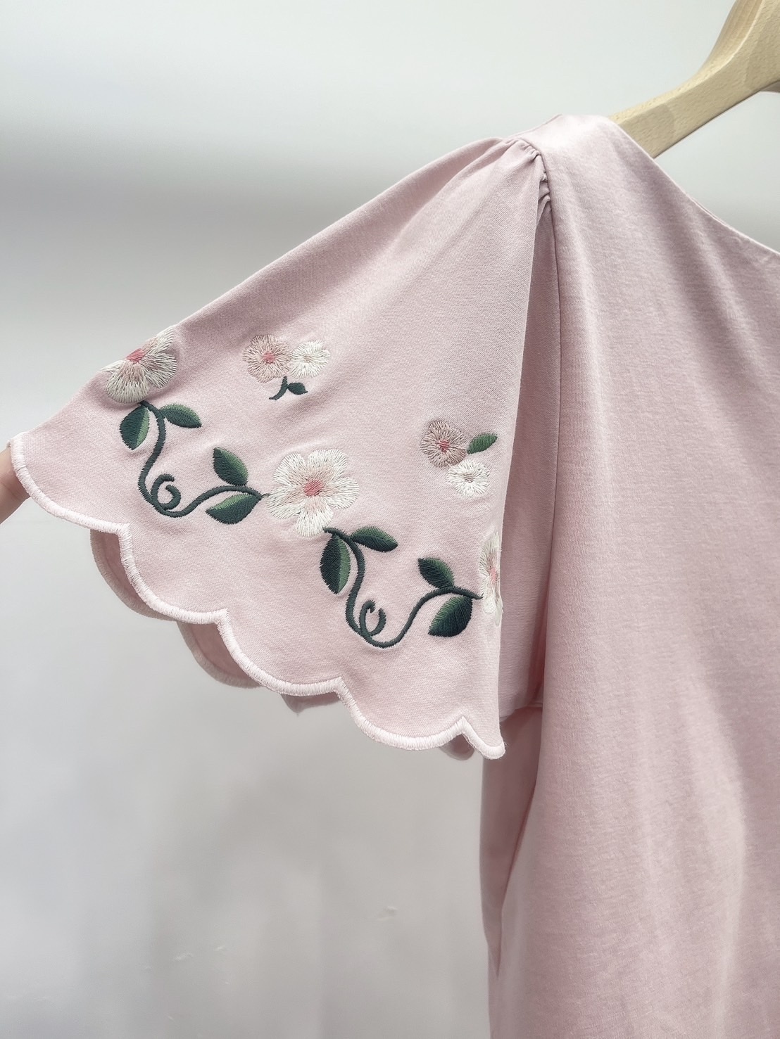 刺繡花荷葉上衣