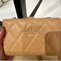 [S] KATE SPADE KG424 CAREY SMOOTH QUILTED MD COMPBIFOLD,TIRAMISU M, 196021443589 (SKS1228)