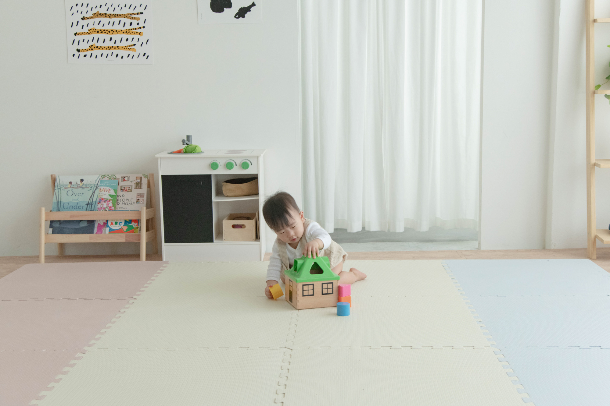 這是一張寶寶在地墊上玩的照片