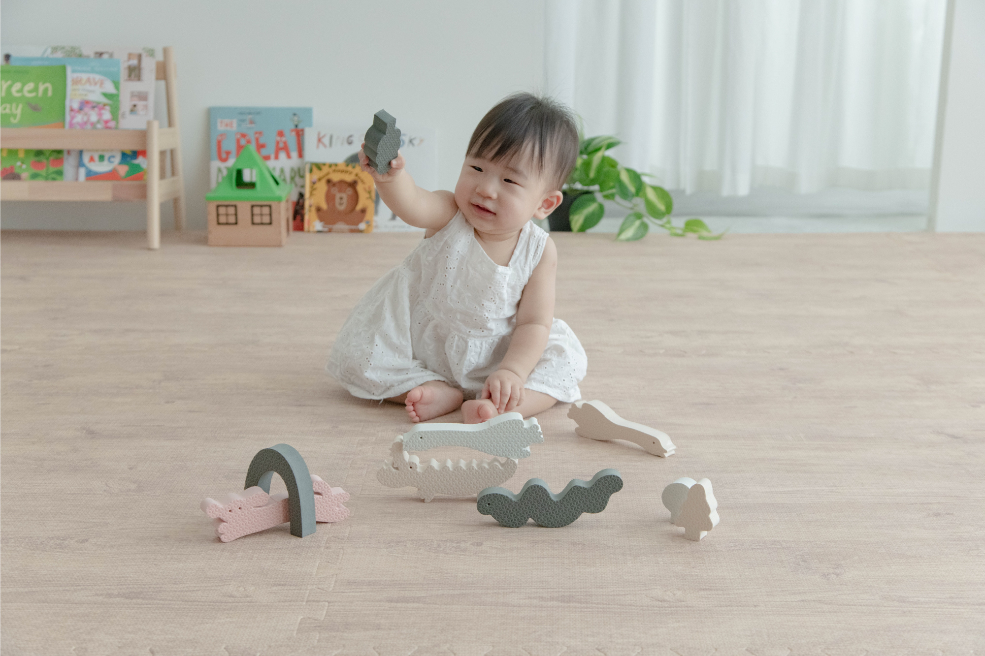 這是一張寶寶在玩知育玩具的照片
