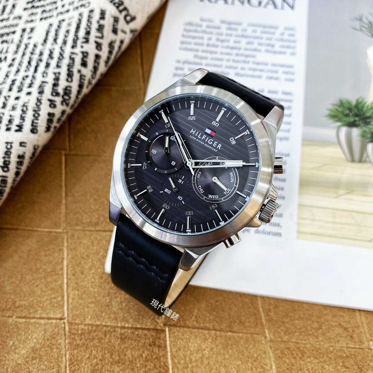 【Tommy Hilfiger】冽鋼灰金屬紋三眼皮革腕錶1710521 46mm 現代鐘錶