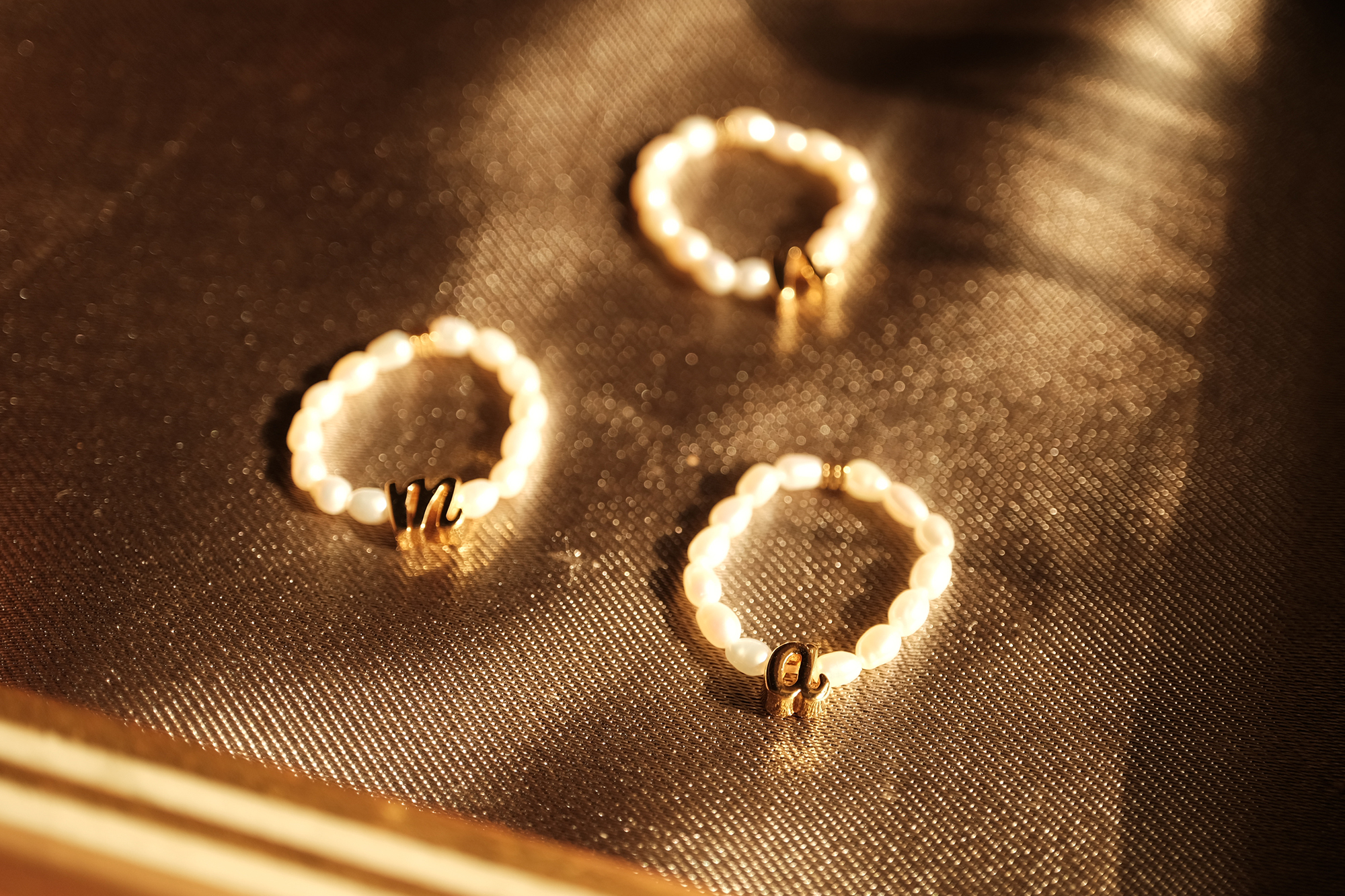 18KGP 冰絮珍珠字母彈性戒指