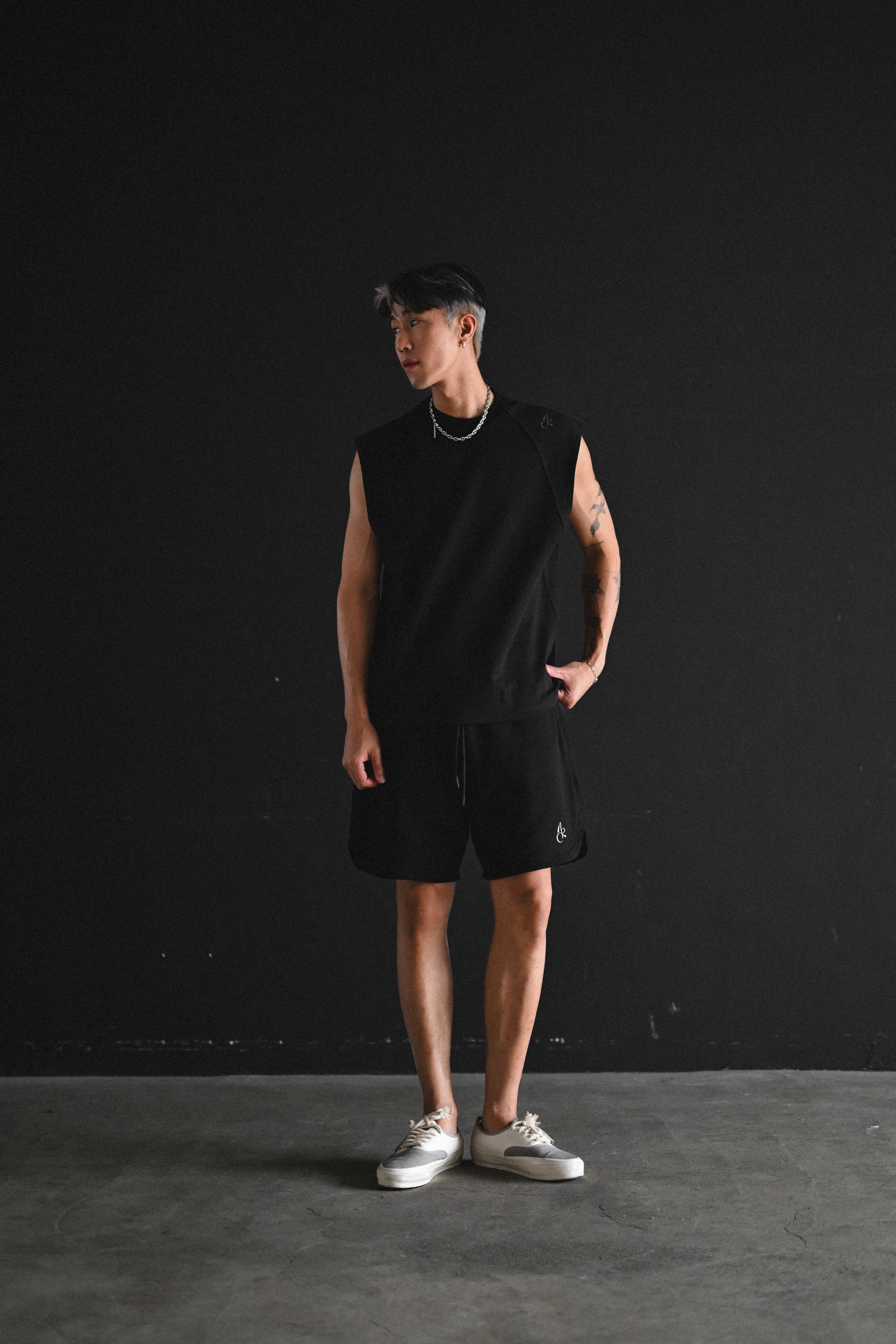 ARC SLEEVELESS T-SHIRT - BLACK