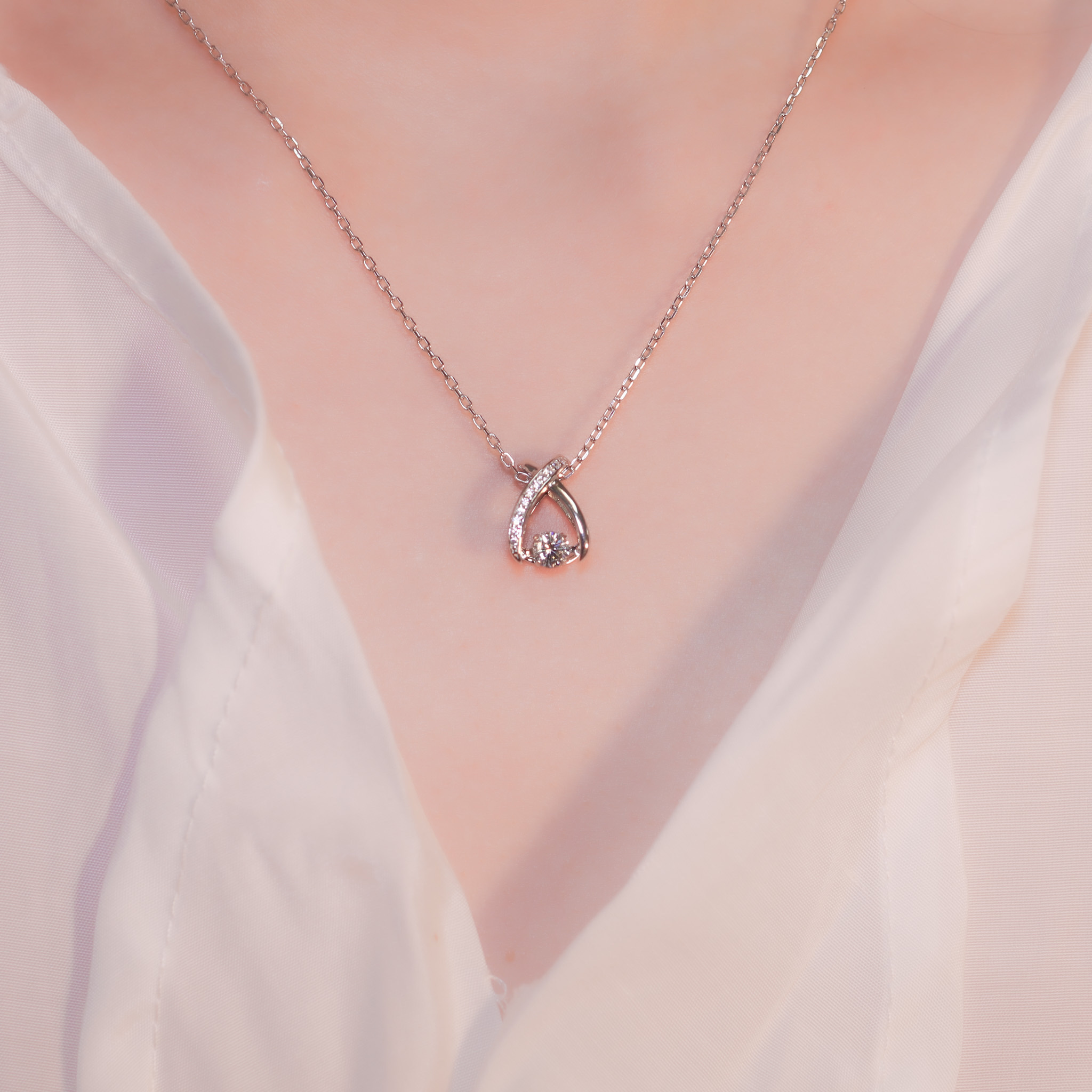 | 925 Silver・ White Gold  | Dancing Hug On The Moon Necklace | NE1185 |