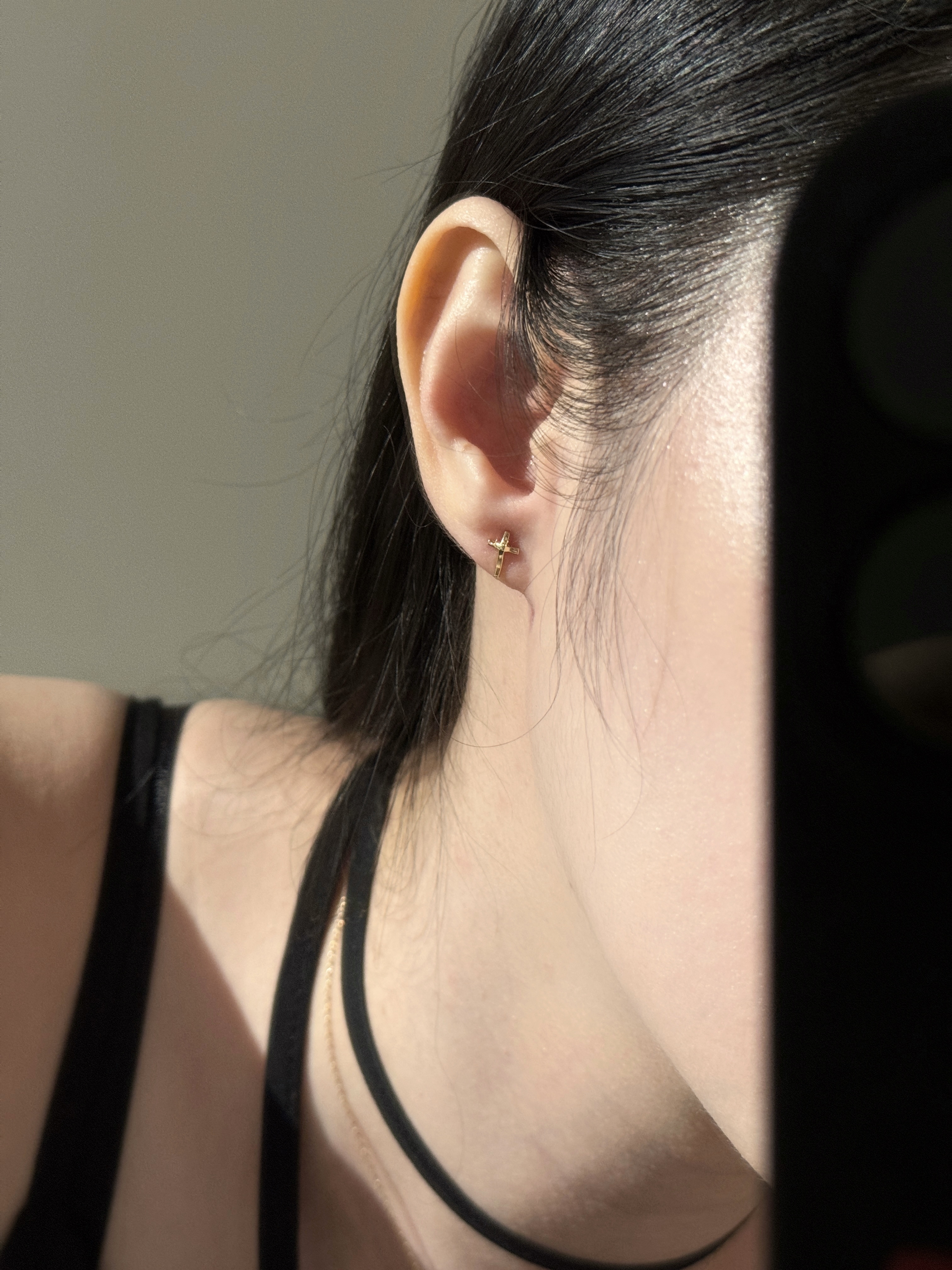 精緻敲拓十字耳環