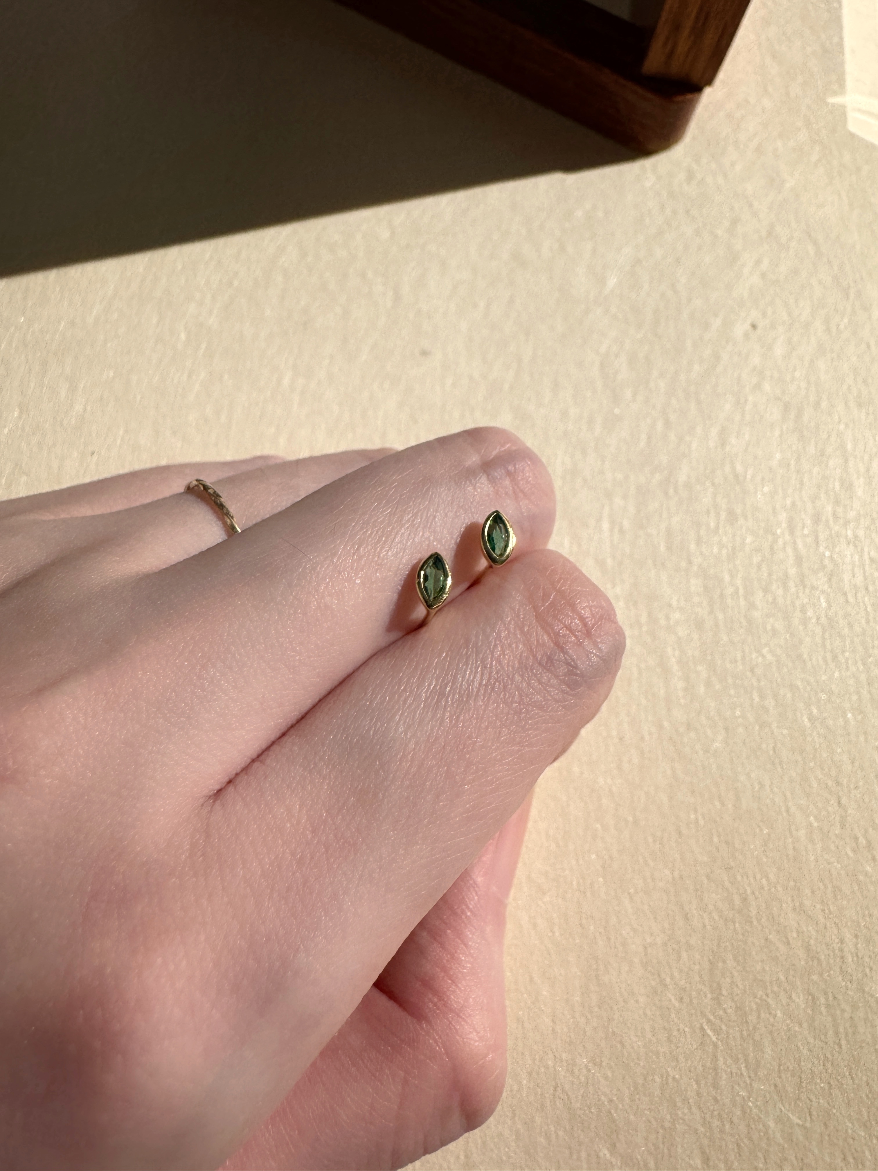 眼型祖母綠鋯石耳環