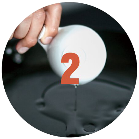 中大火熱鍋之後，倒入冷油。