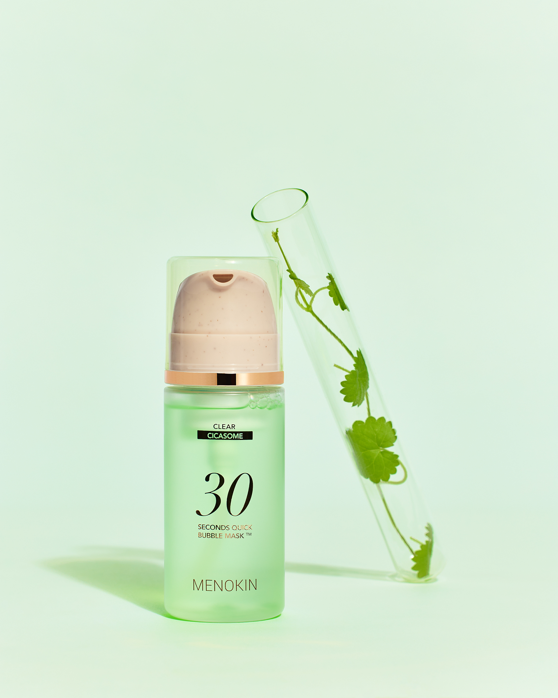 左邊是MENOKIN 30秒免洗泡泡面膜,右邊是一個透明的試管,裏面裝著積雪草