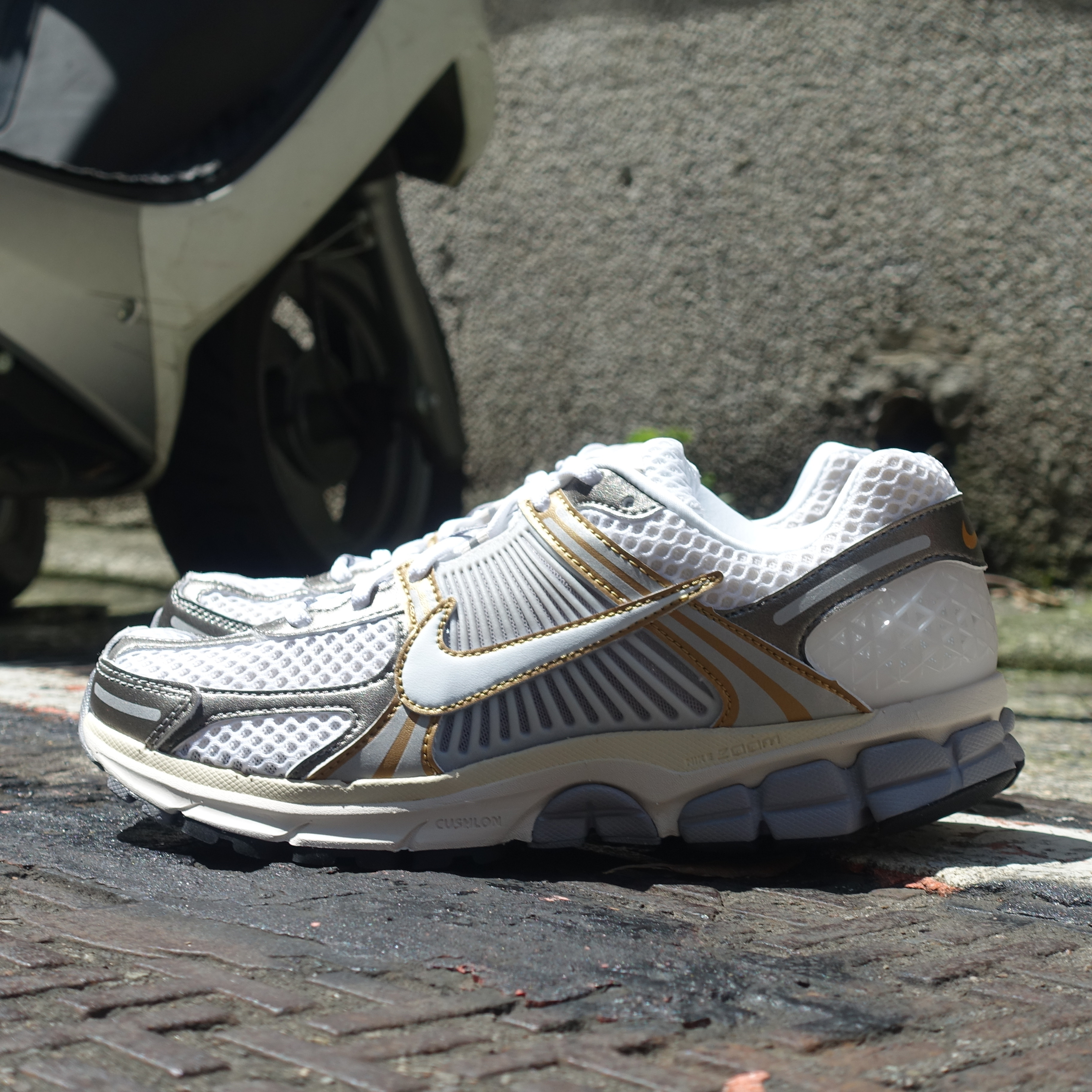 Nike Zoom Vomero 5 鉑金金屬 金牌配色 男鞋 HJ7247-099