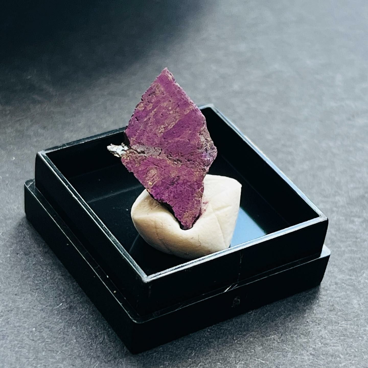 [原石] 紫磷錳礦 礦標