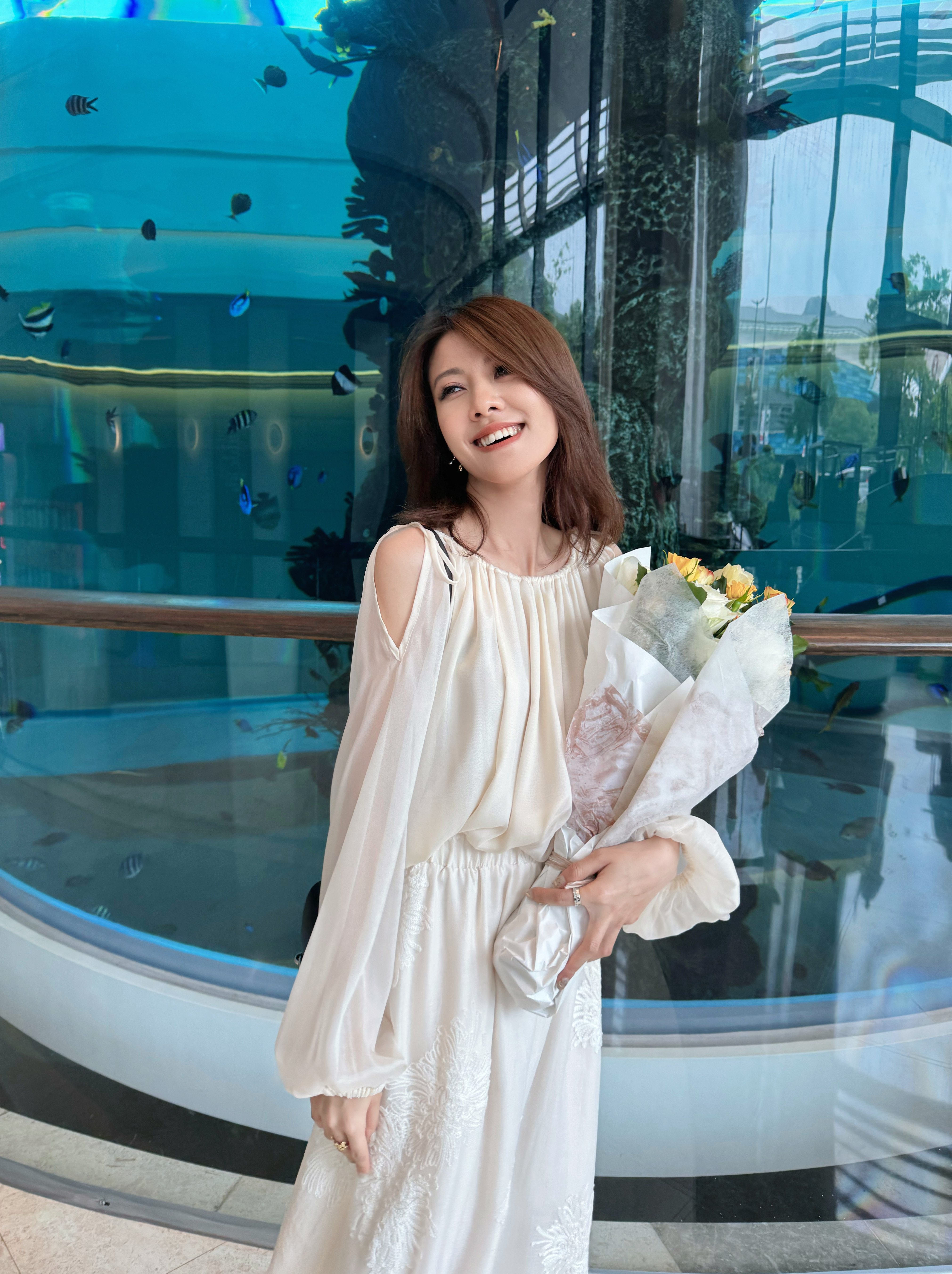 Cut-Out Shoulder A-Line Sheer Blouse_SH244L18