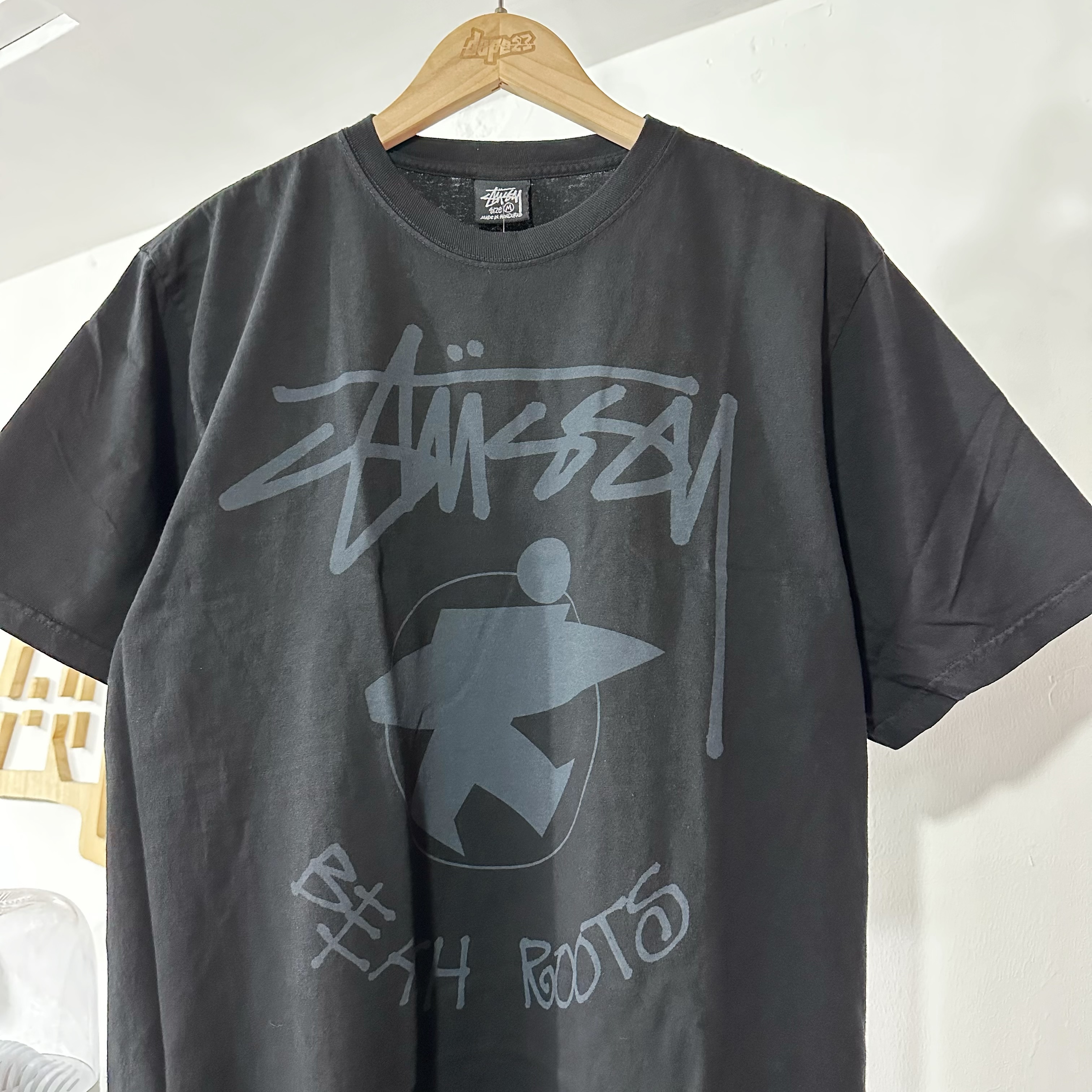 STÜSSY  Beach Roots Pig. Dyed Tee (Black)