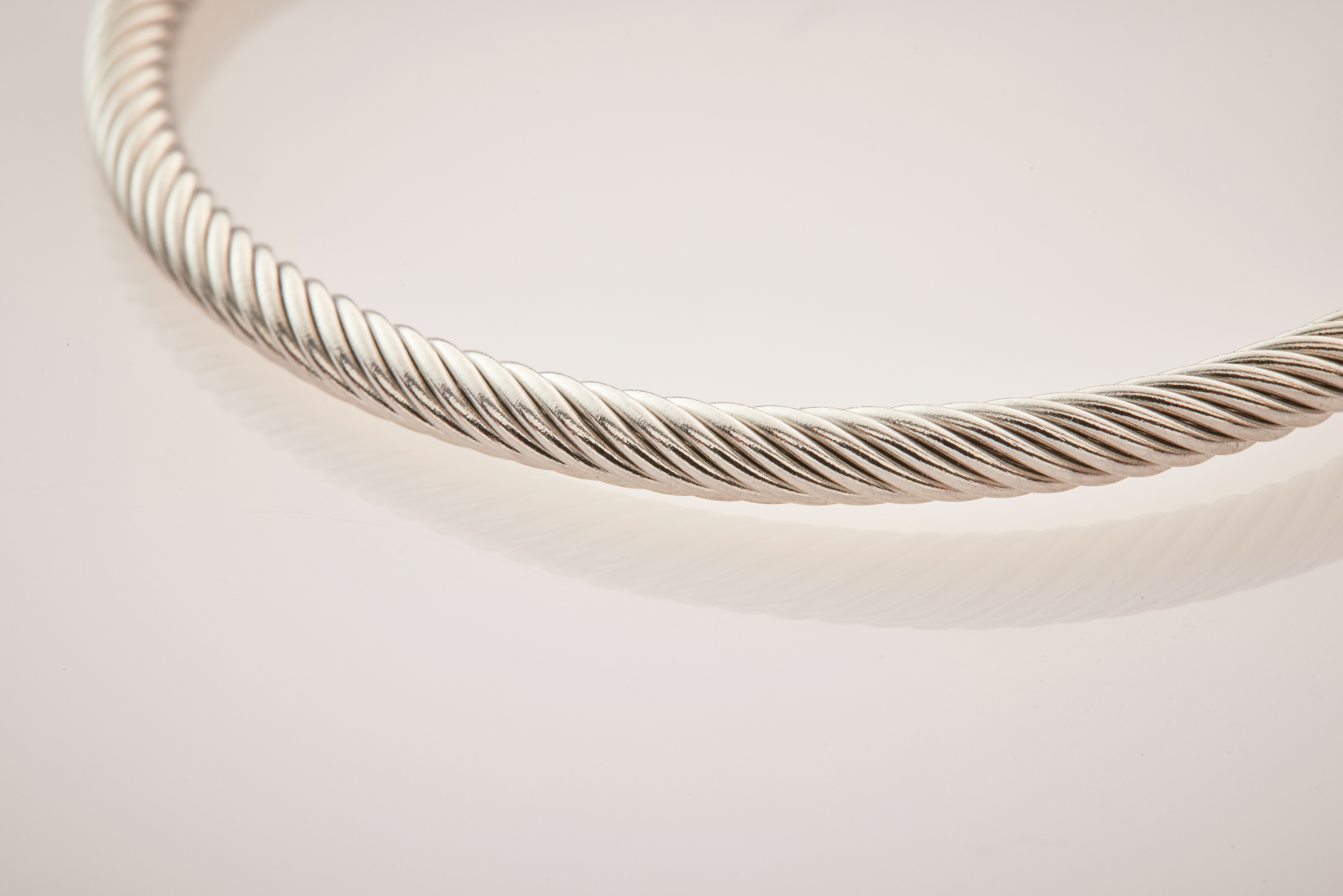 B241 |  鈦鋼圓弧手環