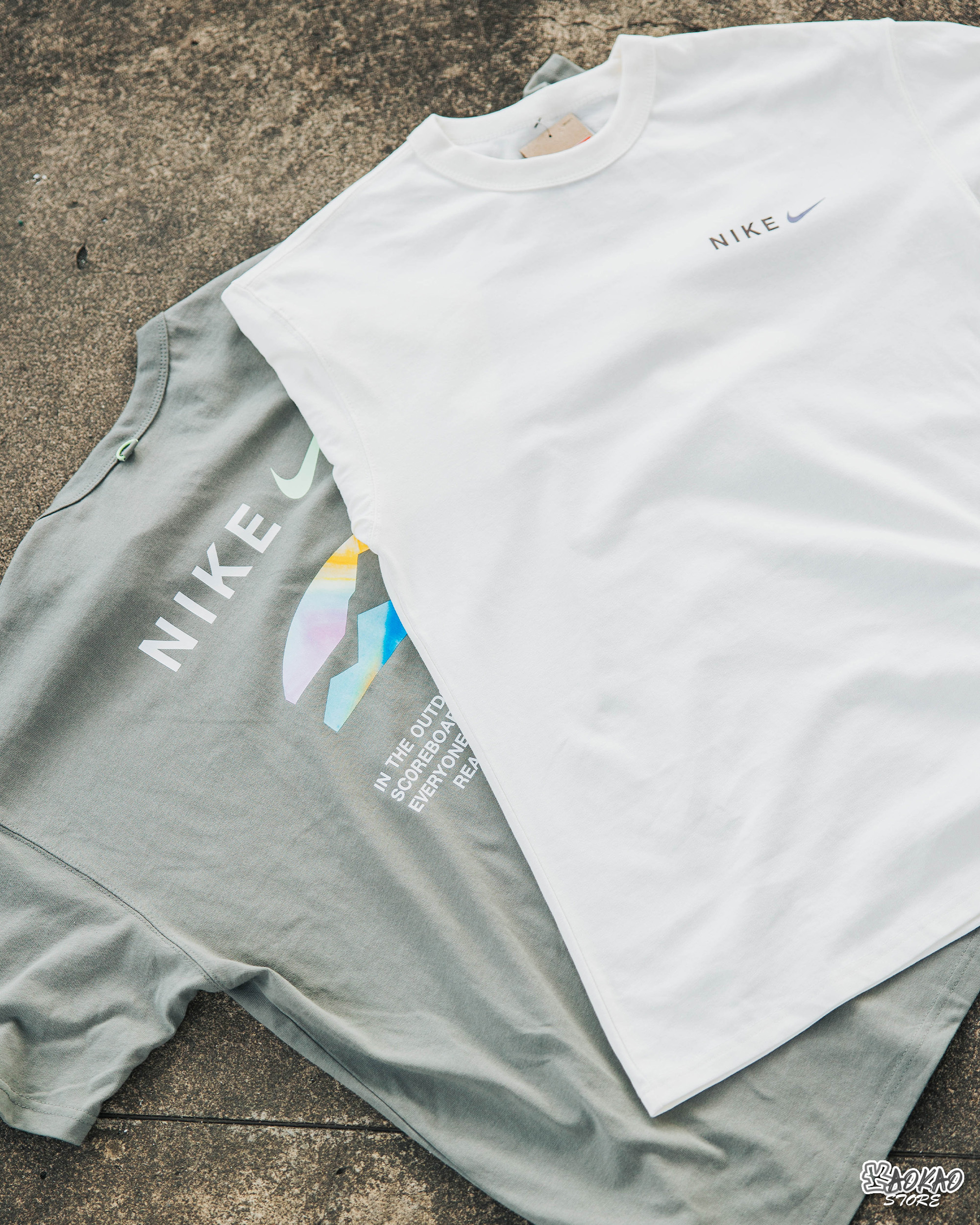 NIKE 卡其綠/米白 渲染印花休閒短袖  TEE【HF6172-053】【HF6172-133】