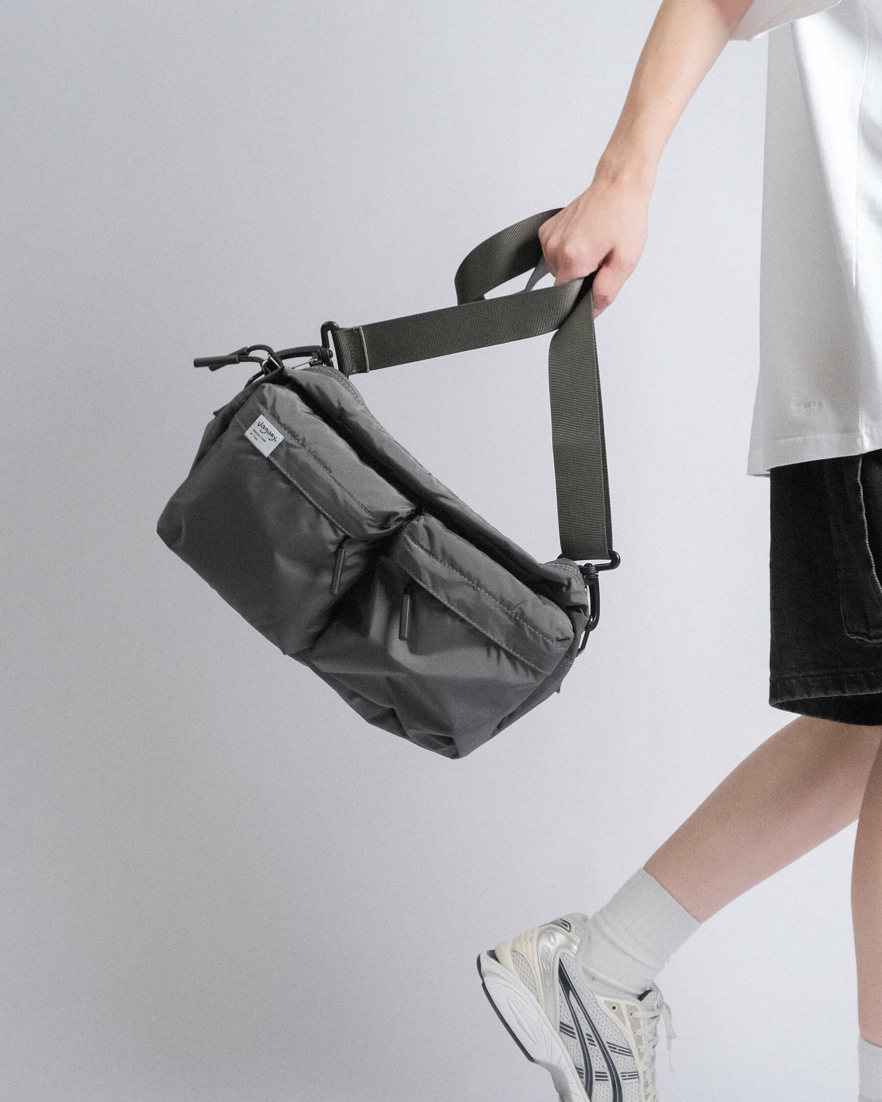 “現貨” Vagary 多口袋夾層 輕便側背包